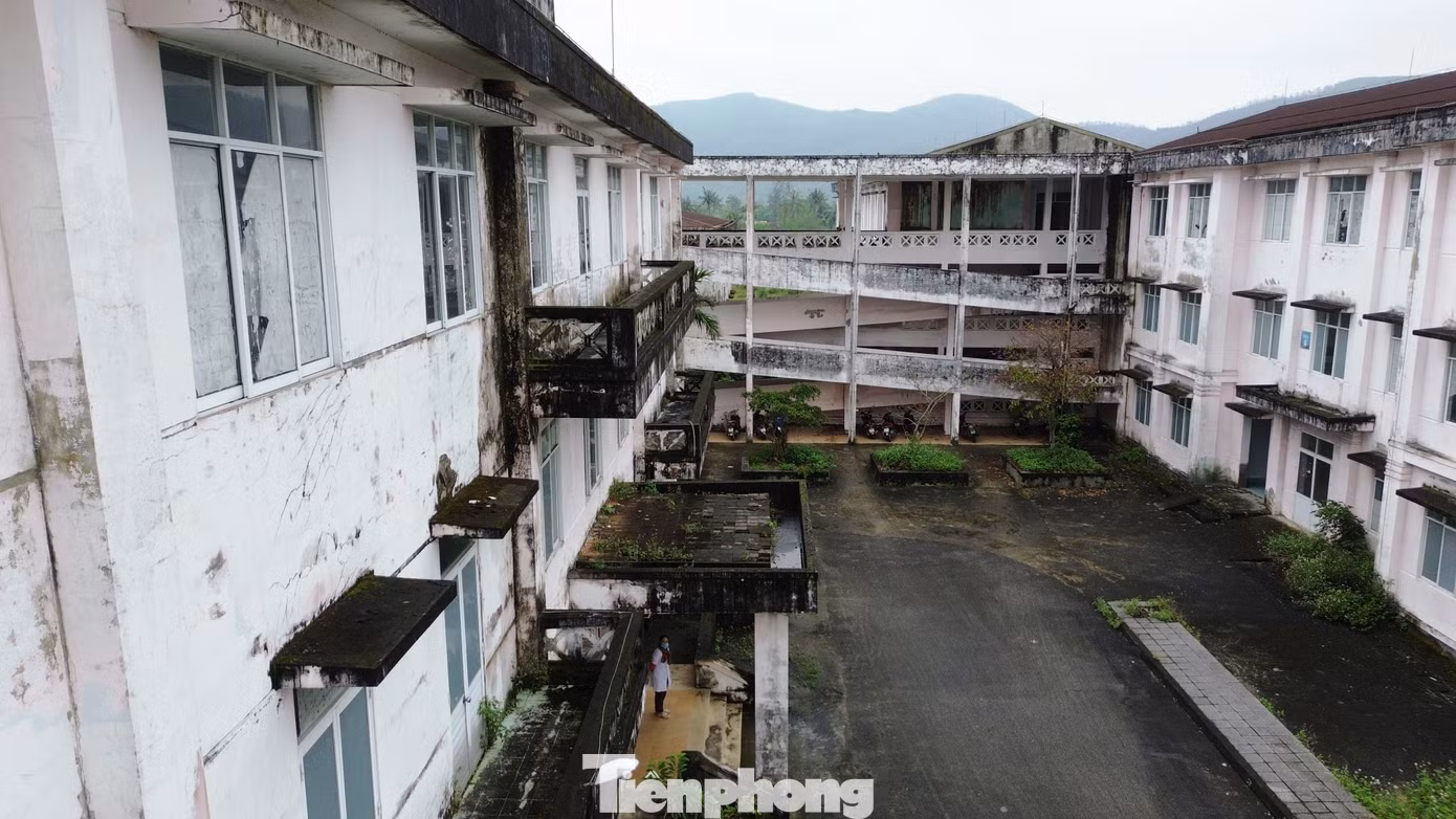 Mới đây, vào cuối tháng 2/2025, Sở Y tế TP Huế ban hành công văn về việc xây dựng đề án nâng cấp, cải tạo cơ sở vật chất Trung tâm Y tế huyện Phú Lộc tại cơ sở Chân Mây. Trung tâm Y tế huyện Phú Lộc đã mời đơn vị tư vấn tiến hành khảo sát, đánh giá hiện trạng cơ sở vật chất của cơ sở Chân Mây. Sau đó, Sở Y tế sẽ làm việc với Trung tâm Y tế huyện Phú Lộc về đề án nâng cấp, cải tạo cơ sở vật chất Trung tâm Y tế huyện Phú Lộc cơ sở Chân Mây để có cơ sở pháp lý trình cấp có thẩm quyền xin chủ trương đầu tư nâng cấp theo quy định. Mới đây, vào cuối tháng 2/2025, Sở Y tế TP Huế ban hành công văn về việc xây dựng đề án nâng cấp, cải tạo cơ sở vật chất Trung tâm Y tế huyện Phú Lộc tại cơ sở Chân Mây. Trung tâm Y tế huyện Phú Lộc đã mời đơn vị tư vấn tiến hành khảo sát, đánh giá hiện trạng cơ sở vật chất của cơ sở Chân Mây. Sau đó, Sở Y tế sẽ làm việc với Trung tâm Y tế huyện Phú Lộc về đề án nâng cấp, cải tạo cơ sở vật chất Trung tâm Y tế huyện Phú Lộc cơ sở Chân Mây để có cơ sở pháp lý trình cấp có thẩm quyền xin chủ trương đầu tư nâng cấp theo quy định.