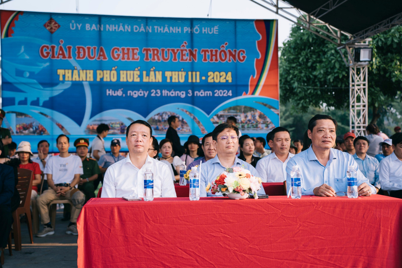 Lãnh đạo UBND tỉnh TT-Huế, Thành ủy Huế dự, cổ vũ cho các CĐV dự giải.