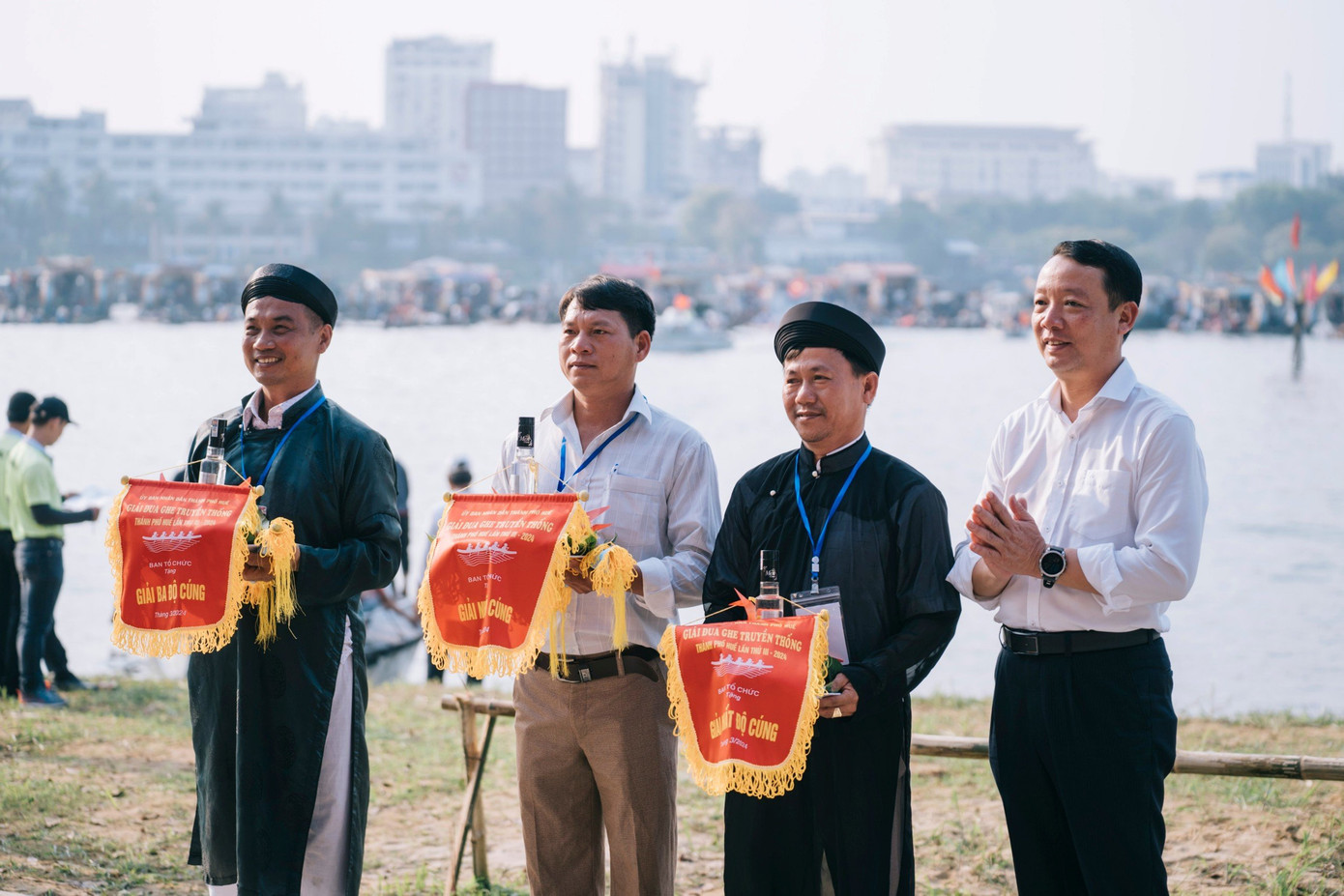 Lãnh đạo TP. Huế trao giải cho những đội đua đạt thành tích cao.