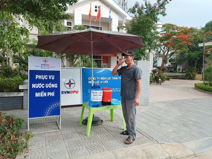 Công ty Điện lực TT-Huế tiếp sức cho người dân "giải nhiệt" bằng nước mát uống miễn phí giữa những ngày cao điểm nắng nóng.