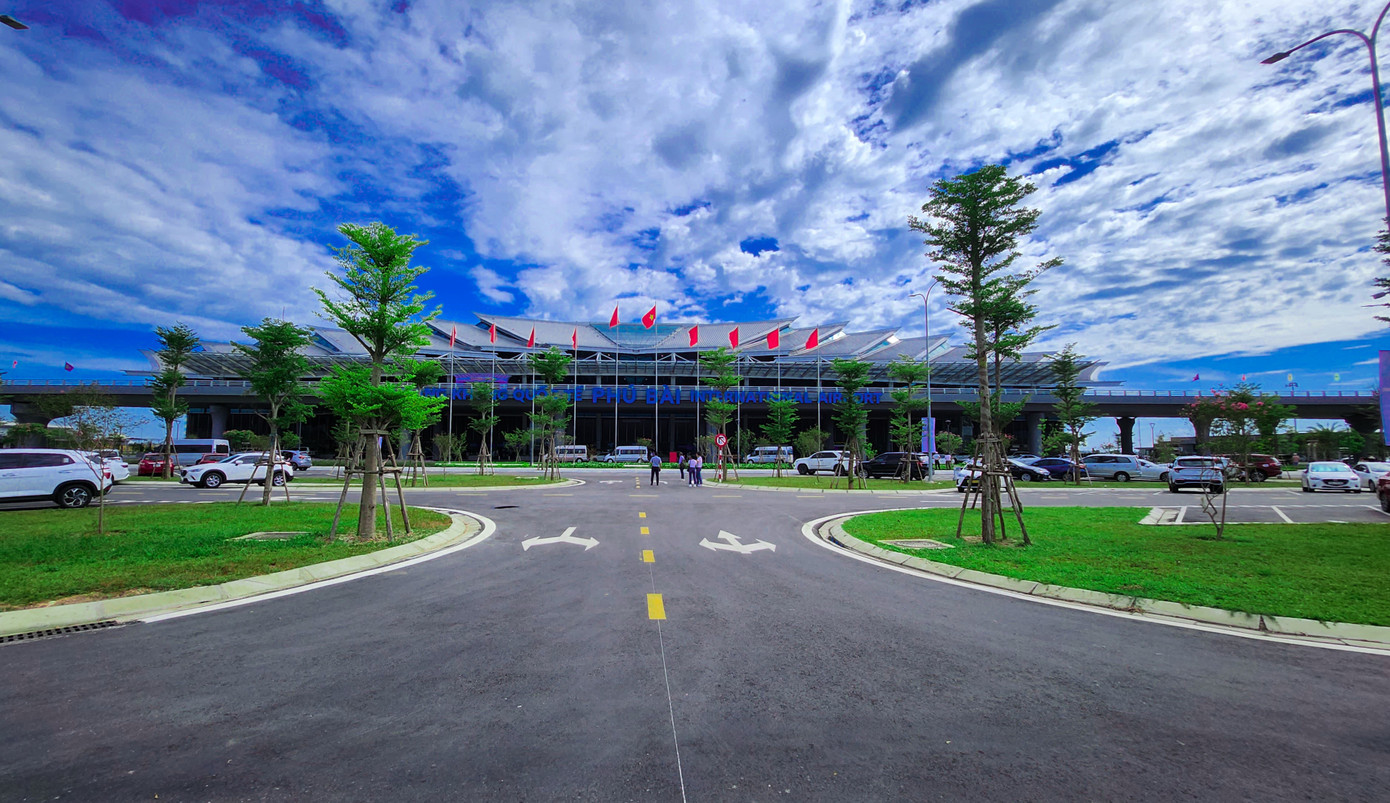 “Với tiềm năng lợi thế vốn có về văn hóa - xã hội, quốc phòng an ninh ở Huế và bắc miền Trung, cùng sự phát triển không ngừng của ngành hàng không và ACV, tin tưởng rằng Cảng hàng không quốc tế Phú Bài với nhà ga T2 mới, hiện đại sẽ đáp ứng nhu cầu của xã hội; là điểm đến an toàn, cầu nối giữa các vùng miền trong nước và quốc tế; xứng đáng vị trí, vai trò quan trọng trong việc thúc đẩy phát triển kinh tế xã hội, quốc phòng an ninh tỉnh TT-Huế và khu vực bắc miền Trung”, lãnh đạo ACV cho biết. “Với tiềm năng lợi thế vốn có về văn hóa - xã hội, quốc phòng an ninh ở Huế và bắc miền Trung, cùng sự phát triển không ngừng của ngành hàng không và ACV, tin tưởng rằng Cảng hàng không quốc tế Phú Bài với nhà ga T2 mới, hiện đại sẽ đáp ứng nhu cầu của xã hội; là điểm đến an toàn, cầu nối giữa các vùng miền trong nước và quốc tế; xứng đáng vị trí, vai trò quan trọng trong việc thúc đẩy phát triển kinh tế xã hội, quốc phòng an ninh tỉnh TT-Huế và khu vực bắc miền Trung”, lãnh đạo ACV cho biết.