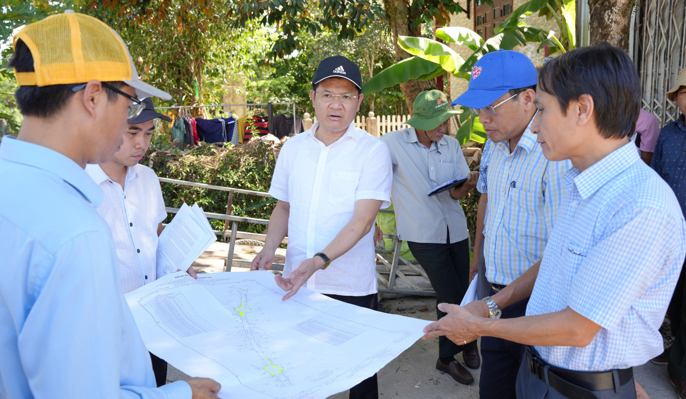 Phó Chủ tịch UBND tỉnh TT-Huế Hoàng Hải Minh (giữa) qua kiểm tra tiến độ giải phóng mặt bằng Dự án xử lý, cải tạo các điểm tiềm ẩn nguy cơ mất ATGT trên tuyến Quốc lộ 49, đã phê bình UBND TP Huế chậm bàn giao mặt bằng thực hiện dự án. Phó Chủ tịch UBND tỉnh TT-Huế Hoàng Hải Minh (giữa) qua kiểm tra tiến độ giải phóng mặt bằng Dự án xử lý, cải tạo các điểm tiềm ẩn nguy cơ mất ATGT trên tuyến Quốc lộ 49, đã phê bình UBND TP Huế chậm bàn giao mặt bằng thực hiện dự án.