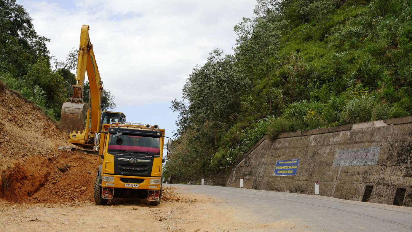 Phó Chủ tịch UBND tỉnh TT-Huế Hoàng Hải Minh yêu cầu quá trình thi công dự án phải đảm bảo giao thông thông suốt, an toàn theo quy định và không gây hư hại các công trình đường bộ. Phó Chủ tịch UBND tỉnh TT-Huế Hoàng Hải Minh yêu cầu quá trình thi công dự án phải đảm bảo giao thông thông suốt, an toàn theo quy định và không gây hư hại các công trình đường bộ.