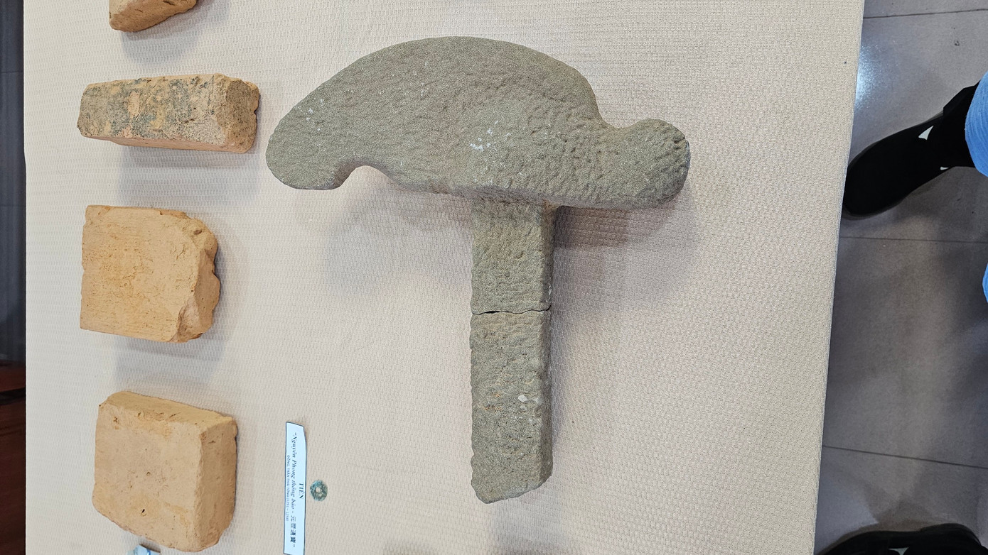 Về vật liệu kiến trúc, có 3.936 tiêu bản, gồm gạch và ngói, trong đó gạch chiếm đa số với 3.920 tiêu bản, ngói chỉ có 16 mảnh. Ảnh: T.H