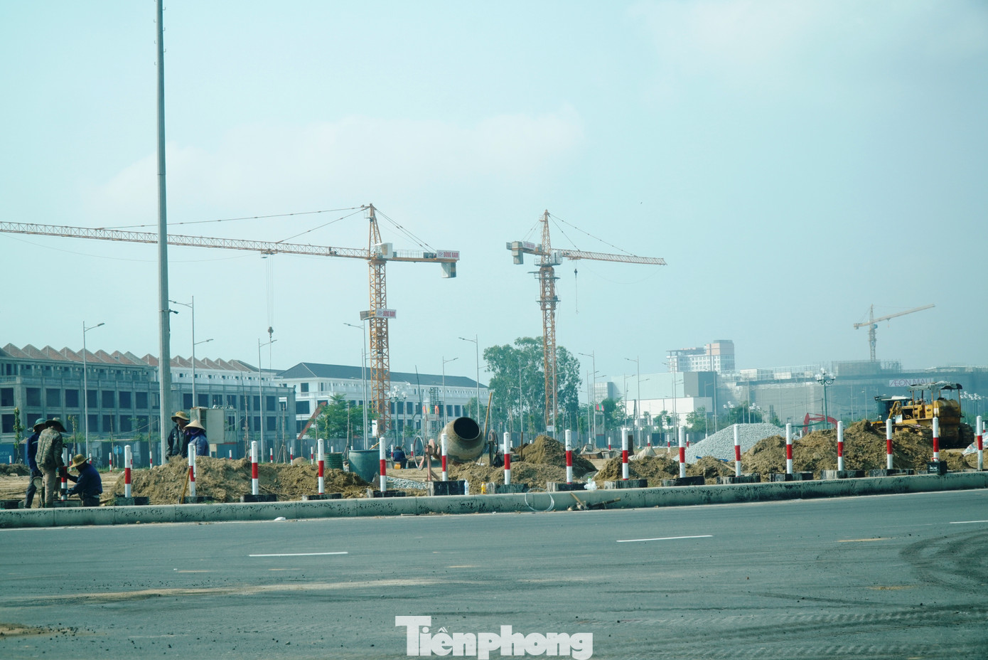 Bên cạnh đó, vấn đề chậm trễ tiến độ hoàn thành các gói thầu dự án còn do sự thiếu quyết liệt của các đơn vị nhà thầu thi công khi đã có mặt bằng sạch. Bên cạnh đó, vấn đề chậm trễ tiến độ hoàn thành các gói thầu dự án còn do sự thiếu quyết liệt của các đơn vị nhà thầu thi công khi đã có mặt bằng sạch.