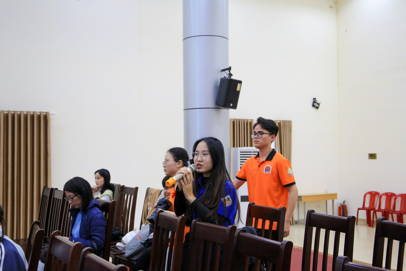 Đoàn viên, sinh viên tham gia ý kiến tại chương trình.