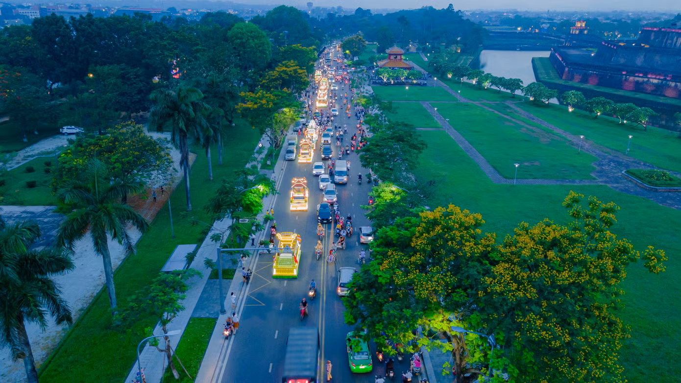 Diễu hành xe hoa, văn nghệ tại di tích Nghinh Lương đình; lễ Mộc dục (tắm Phật) tại chùa Diệu Đế, rước Phật đến chùa Từ Đàm; chính lễ Phật đản tại Tổ đình Từ Đàm; diễu hành xe hoa trong thành phố Huế và vùng phụ cận.