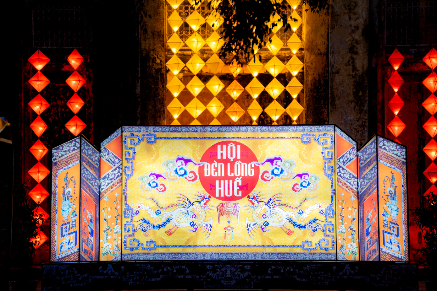 Hội đèn lồng Huế 2023 và chương trình Đêm rằm Hoàng cung đã tạo nên vẻ đẹp lung linh, huyền ảo từ hàng trăm lồng đèn đầy màu sắc. (Ảnh: Đình Hoàng)