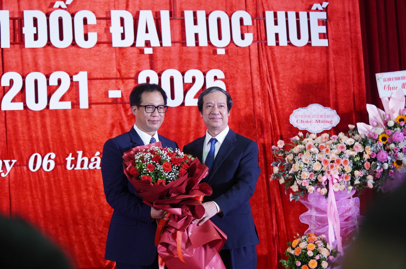 Bộ trưởng Bộ GD&ĐT Nguyễn Kim Sơn tặng hoa, trao quyết định công nhận Giám đốc Đại học Huế nhiệm kỳ 2021-2026 cho PGS.TS Lê Anh Phương - Hiệu trưởng Trường Đại học Sư phạm - Đại học Huế. Bộ trưởng Bộ GD&ĐT Nguyễn Kim Sơn tặng hoa, trao quyết định công nhận Giám đốc Đại học Huế nhiệm kỳ 2021-2026 cho PGS.TS Lê Anh Phương - Hiệu trưởng Trường Đại học Sư phạm - Đại học Huế.