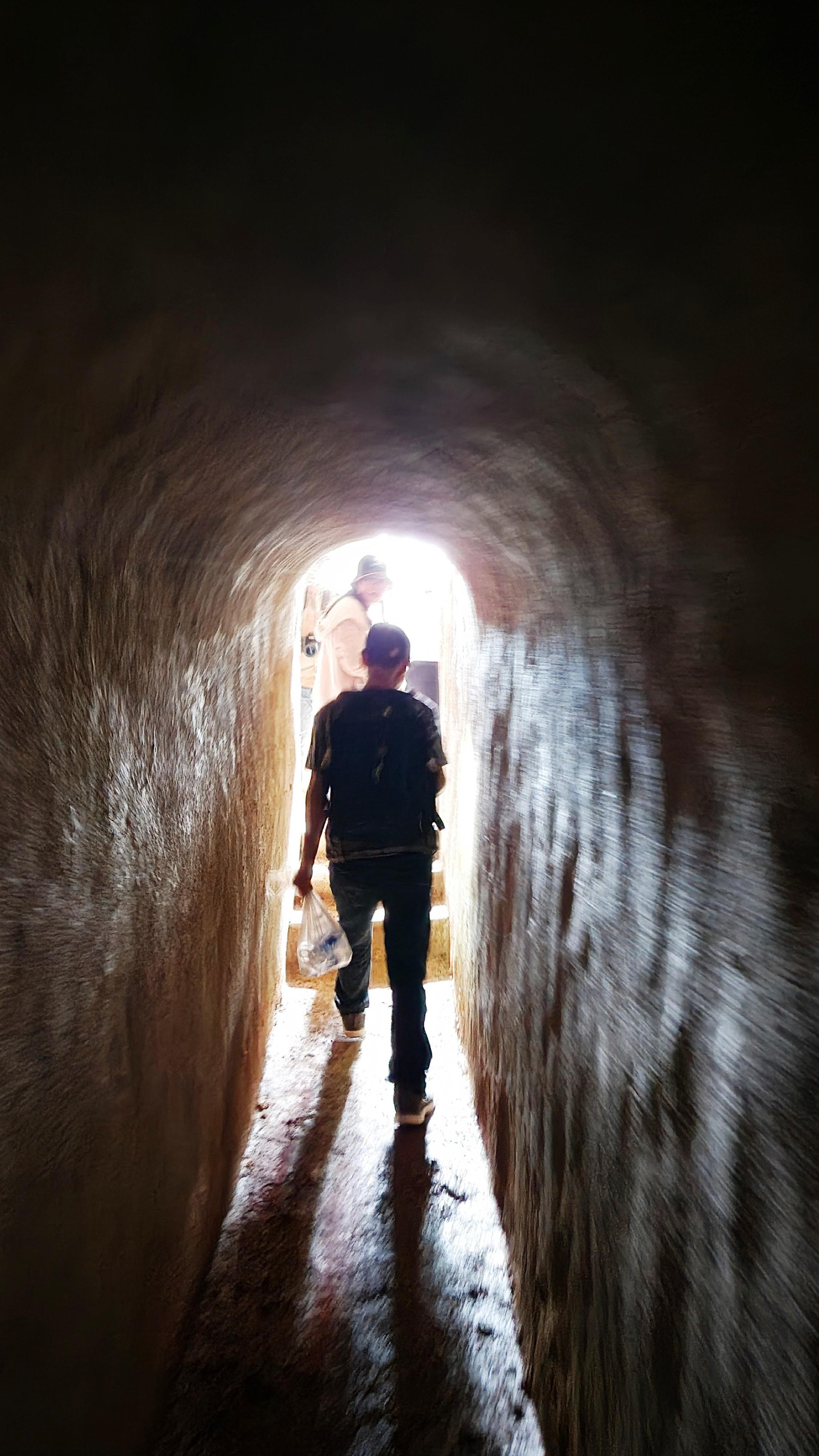 Với bước đầu hoàn thành tu bổ, tôn tạo di tích lịch sử cách mạng địa đạo Khu ủy Trị Thiên Huế, Chủ tịch UBND tỉnh TT-Huế giao Sở Văn hóa và Thể thao phối hợp với các nhân chứng lịch sử nghiên cứu, tham mưu đề xuất phương án tu bổ để hoàn chỉnh công tác tôn tạo, phục hồi nguyên trạng địa đạo trong thời gian tới. Trong ảnh: Bên trong địa đạo hoàn thành trùng tu Với bước đầu hoàn thành tu bổ, tôn tạo di tích lịch sử cách mạng địa đạo Khu ủy Trị Thiên Huế, Chủ tịch UBND tỉnh TT-Huế giao Sở Văn hóa và Thể thao phối hợp với các nhân chứng lịch sử nghiên cứu, tham mưu đề xuất phương án tu bổ để hoàn chỉnh công tác tôn tạo, phục hồi nguyên trạng địa đạo trong thời gian tới. Trong ảnh: Bên trong địa đạo hoàn thành trùng tu