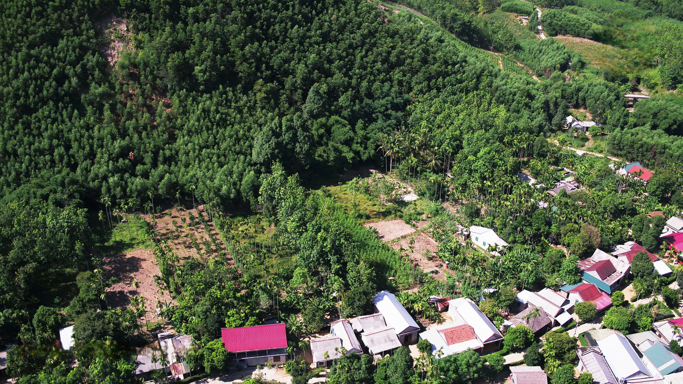 Nhiều nhà dân nằm dưới khu vực sạt lở núi. Ảnh: PCLB Huế