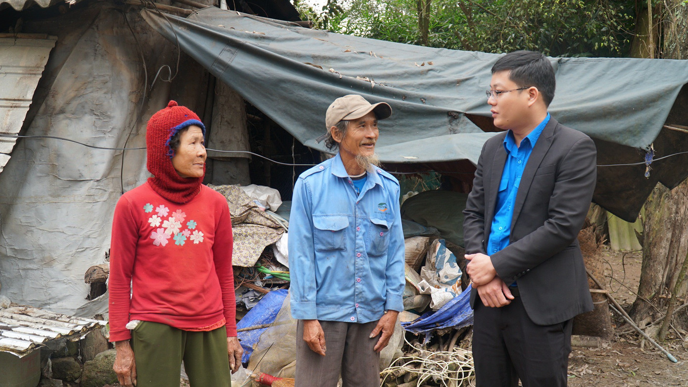 Thăm hỏi người dân có hoàn cảnh khó khăn. Ảnh: N.V