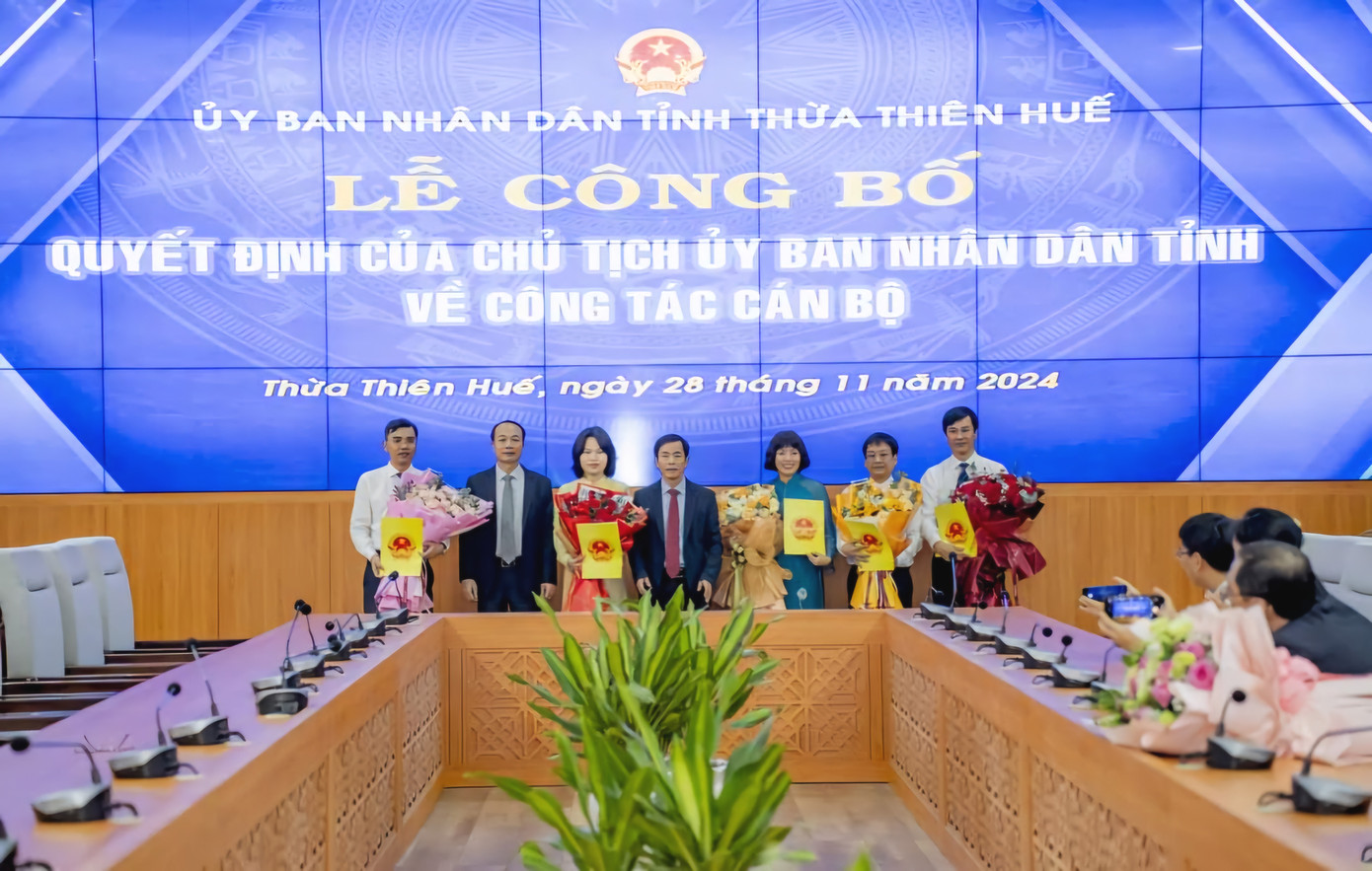 Lãnh đạo tỉnh tặng hoa chúc mừng các cán bộ vừa được bổ nhiệm. Lãnh đạo tỉnh tặng hoa chúc mừng các cán bộ vừa được bổ nhiệm.