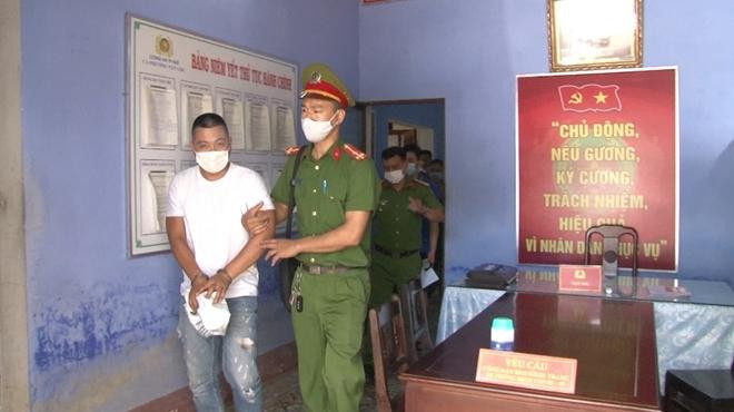 Công an dẫn giải Hoàng về Trại tạm giam Công an TP Huế.