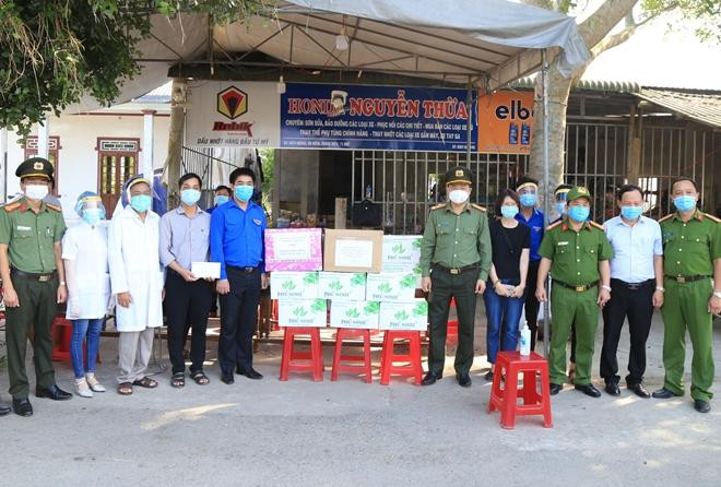 Lãnh đạo Công an, Tỉnh Đoàn TT-Huế thăm động viên lực lượng làm công tác phòng, chống dịch dịp Tết 2021