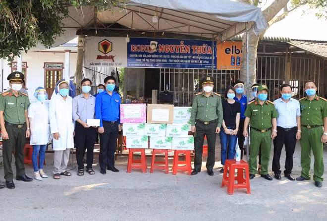 Lãnh đạo Công an, Tỉnh Đoàn TT-Huế thăm động viên lực lượng làm công tác phòng, chống dịch dịp Tết 2021