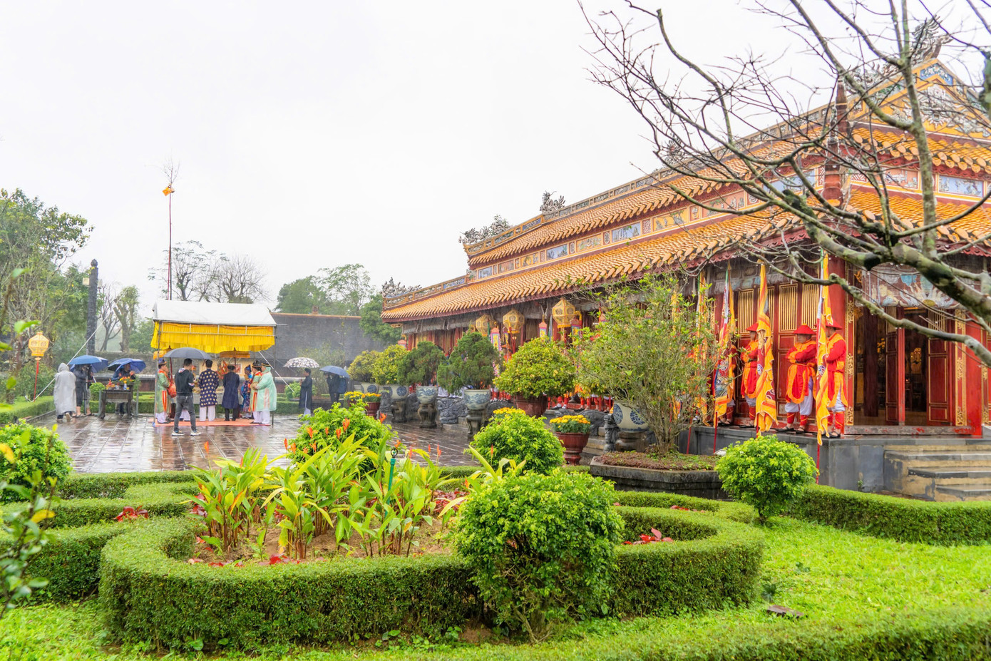 Lễ hạ nêu được Trung tâm Bảo tồn Di tích Cố đô Huế tái hiện theo nghi thức xưa, diễn ra trong không khí trang trọng, gồm các phần như cúng nêu, nhạc lễ (đại nhạc, tiểu nhạc, đánh chuông trống). Lễ hạ nêu được Trung tâm Bảo tồn Di tích Cố đô Huế tái hiện theo nghi thức xưa, diễn ra trong không khí trang trọng, gồm các phần như cúng nêu, nhạc lễ (đại nhạc, tiểu nhạc, đánh chuông trống).