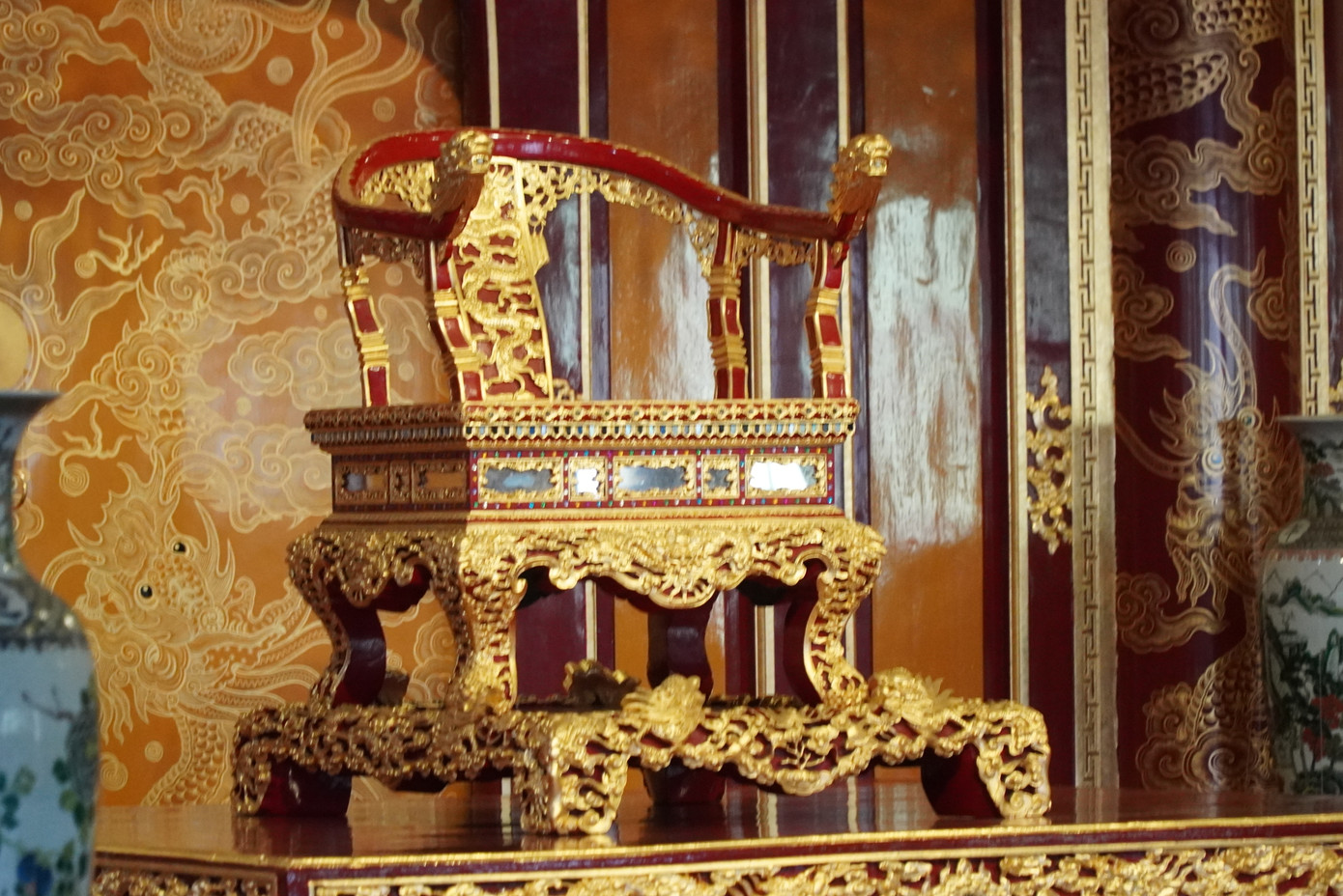 Một chiếc ngai mô phỏng đã được đặt thay thế tại vị trí chiếc ngai bảo vật quốc gia bị phá hoại để phục vụ du khách tham quan. Một chiếc ngai mô phỏng đã được đặt thay thế tại vị trí chiếc ngai bảo vật quốc gia bị phá hoại để phục vụ du khách tham quan.