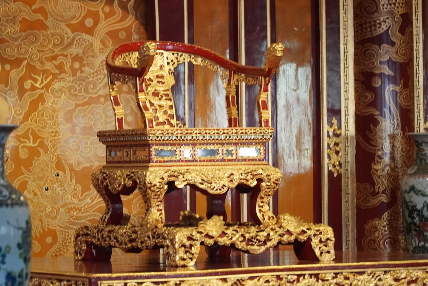 Một chiếc ngai mô phỏng đã được đặt thay thế tại vị trí chiếc ngai bảo vật quốc gia bị phá hoại để phục vụ du khách tham quan. Một chiếc ngai mô phỏng đã được đặt thay thế tại vị trí chiếc ngai bảo vật quốc gia bị phá hoại để phục vụ du khách tham quan.