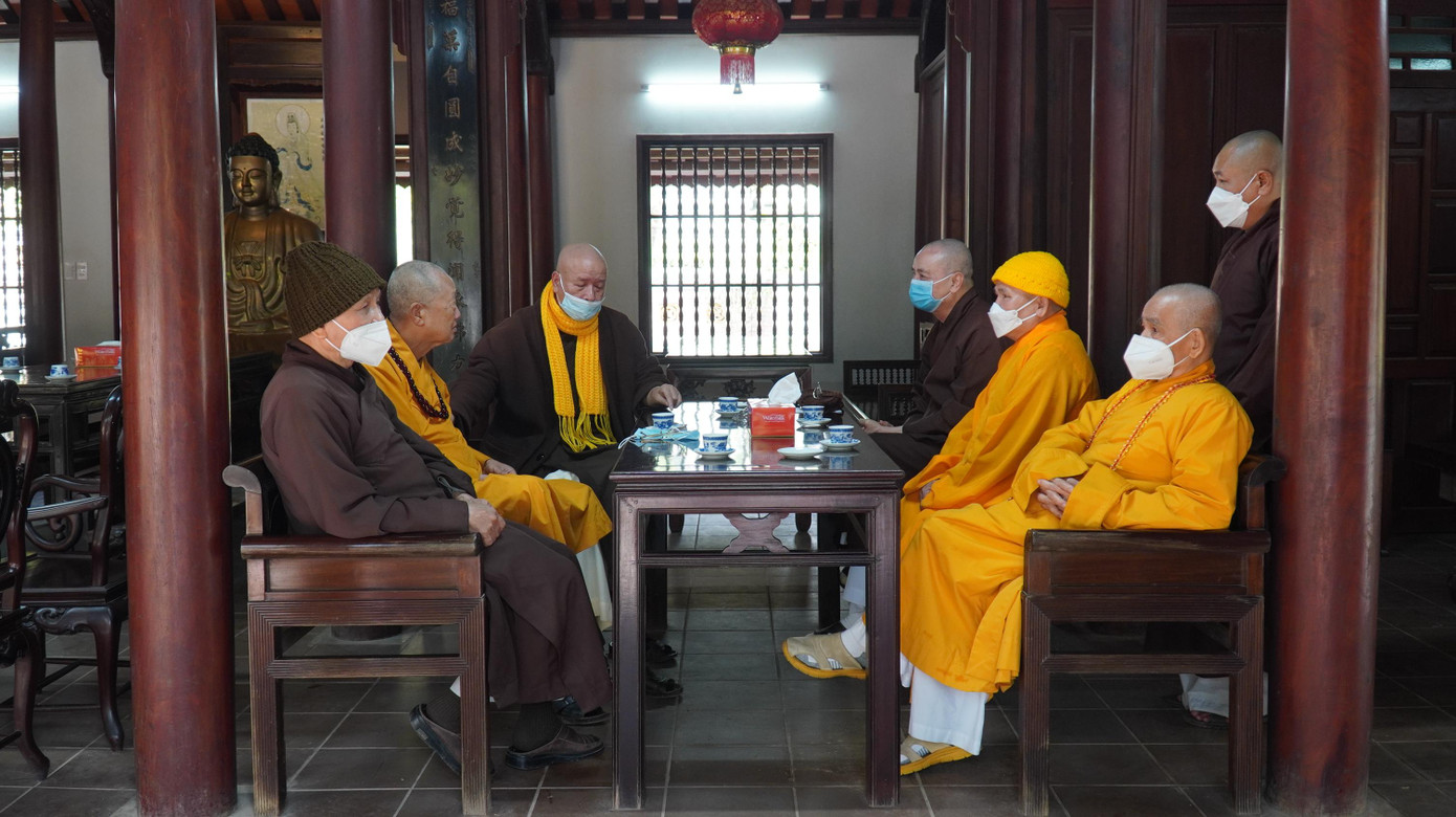 Các vị chư tăng bàn bạc công việc tổ chức tang lễ cho Thiền sư Thích Nhất Hạnh tại chùa Từ Hiếu Các vị chư tăng bàn bạc công việc tổ chức tang lễ cho Thiền sư Thích Nhất Hạnh tại chùa Từ Hiếu