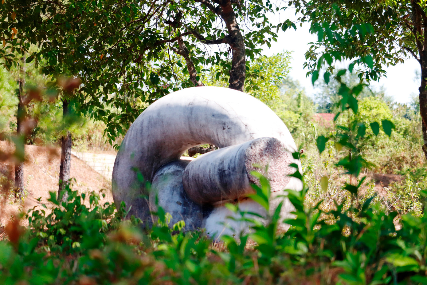 Nhiều tác phẩm điêu khắc độc đáo giờ trở nên vô danh, do biển thuyết minh bằng đá đã biến mất.