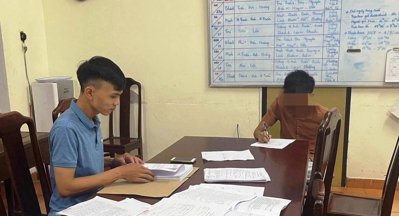 Công an lấy lời khai đối với đối tượng N.P.T (bìa phải)