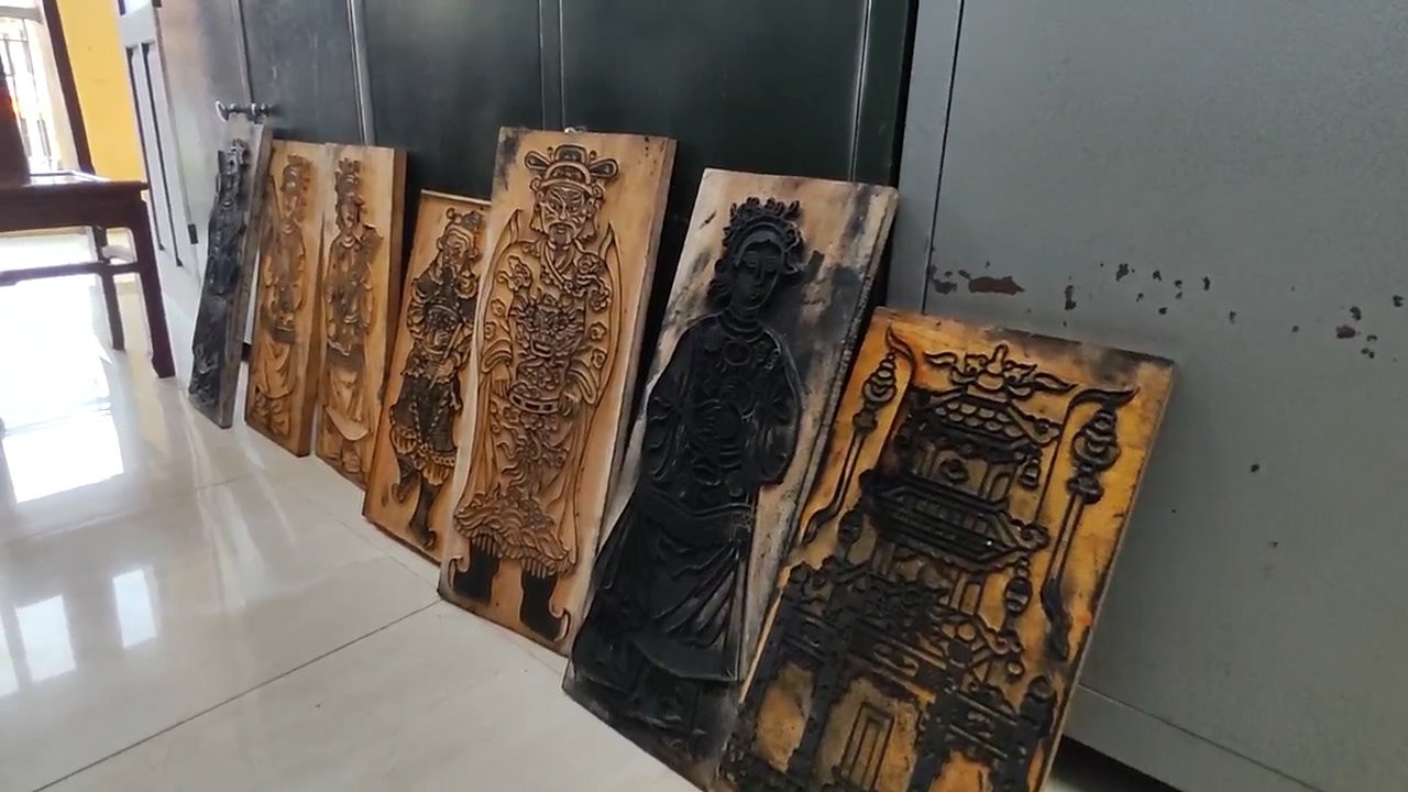 Nhiều tấm mộc bản in tranh bị đánh kẻ gian đánh cắp trước đó.