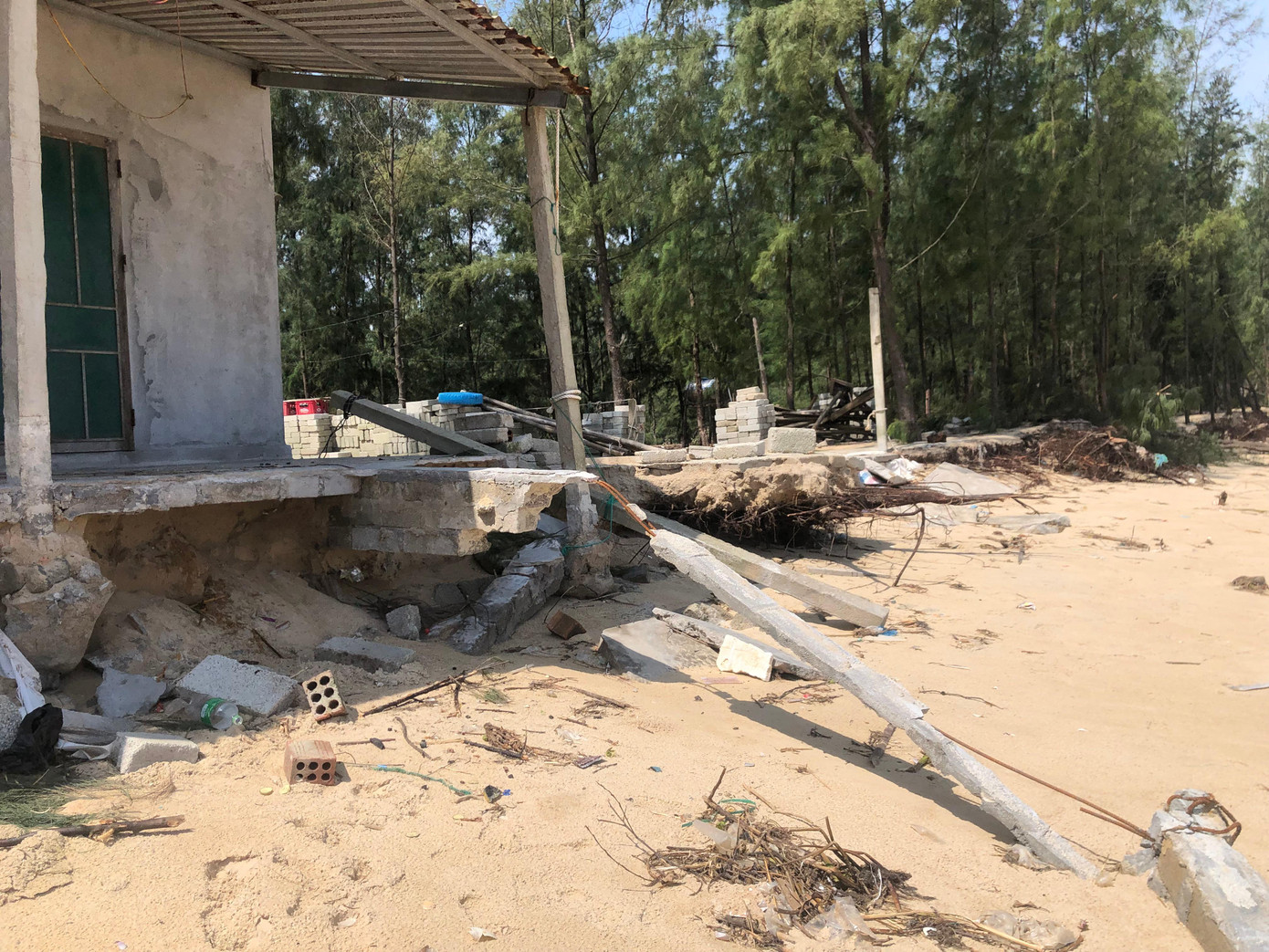 Sạt lở do sóng lớn gây ra ăn sâu vào tận móng nhà dân Sạt lở do sóng lớn gây ra ăn sâu vào tận móng nhà dân