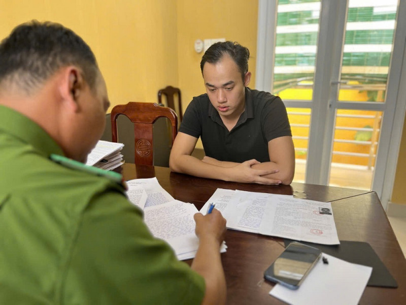 Lê Văn Minh đã ra đầu thú theo vận động của cơ quan công an. Lê Văn Minh đã ra đầu thú theo vận động của cơ quan công an.