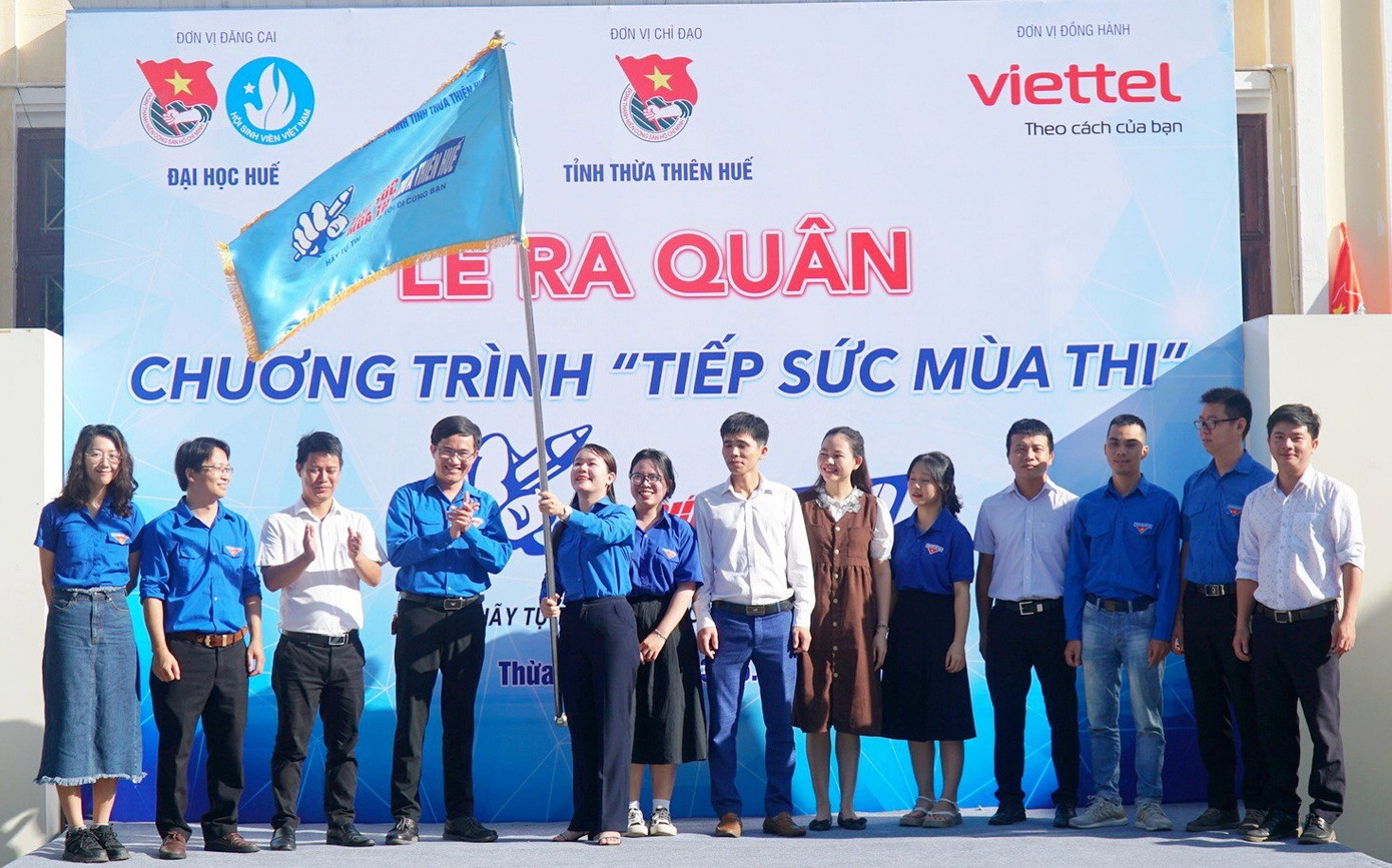 Lãnh đạo Tỉnh Đoàn TT-Huế phát lệnh ra quân chương trình “Tiếp sức mùa thi” năm 2023. Ảnh: N.V
