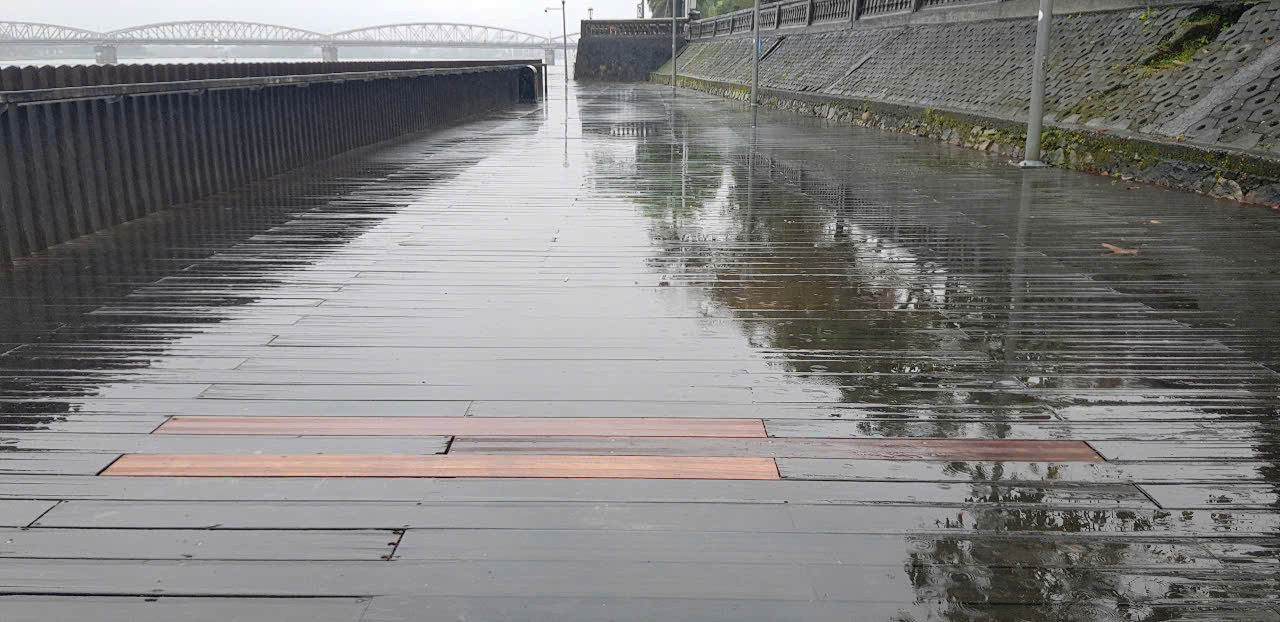 Mặt lát cầu gỗ lim ven sông Hương bị mục nát đã được thay thế xong bằng vật liệu dự phòng.