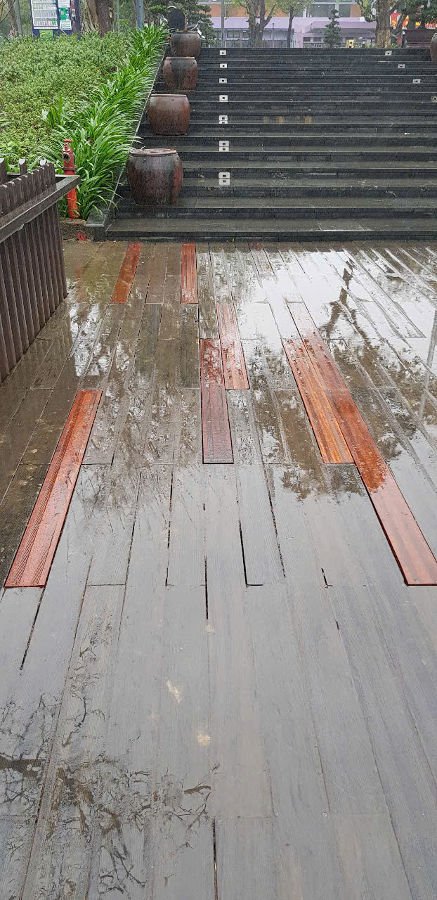 Đến ngày 13/2, công tác khắc phục mặt cầu gỗ lim tại Huế bị hư hỏng đã hoàn tất.