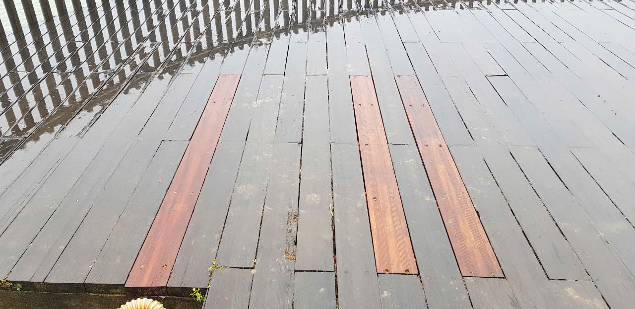 Mặt lát cầu gỗ lim ven sông Hương bị mục nát đã được thay thế xong bằng vật liệu dự phòng.