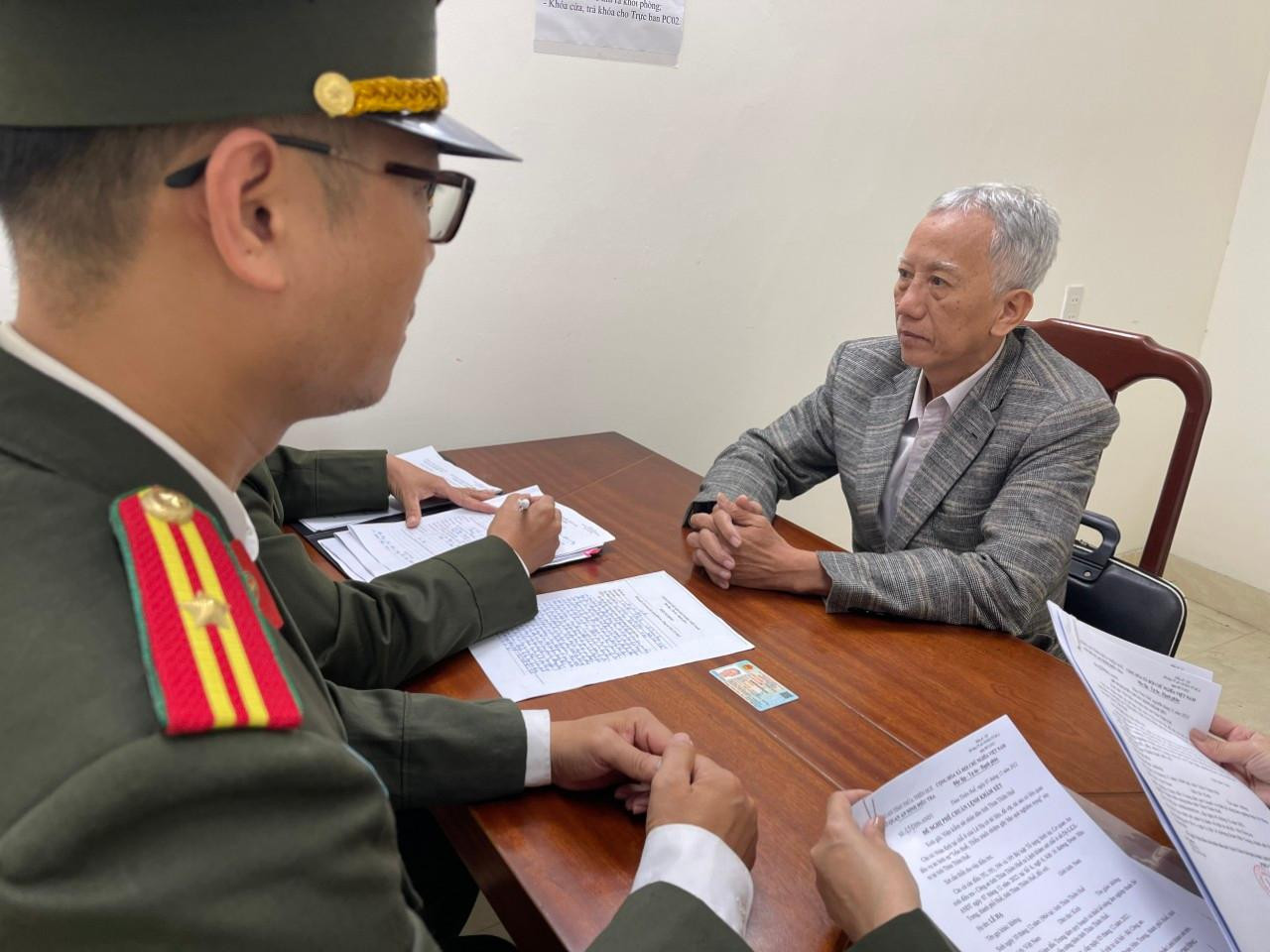 Ông Lê Hạ (bìa phải) bị bắt về hành vi thiếu trách nhiệm gây hậu quả nghiêm trọng. Ảnh CACC Ông Lê Hạ (bìa phải) bị bắt về hành vi thiếu trách nhiệm gây hậu quả nghiêm trọng. Ảnh CACC