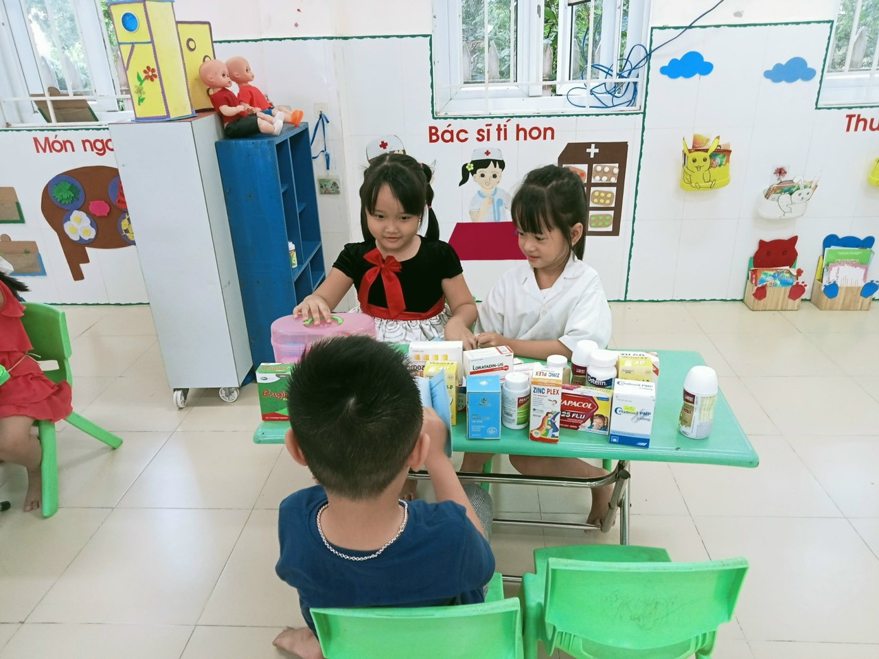 Học sinh mầm non tại xã vùng trũng Phú Hồ (huyện Phú Vang) vui vẻ trở lại lớp sau những ngày nghỉ do mưa lũ.