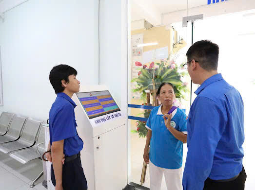 Đoàn viên, thanh niên phường An Cựu (Huế) tích cực hỗ trợ người dân đến giải quyết các thủ tục hành chính trong những ngày đầu vận hành mô hình chính quyền địa phương hai cấp.