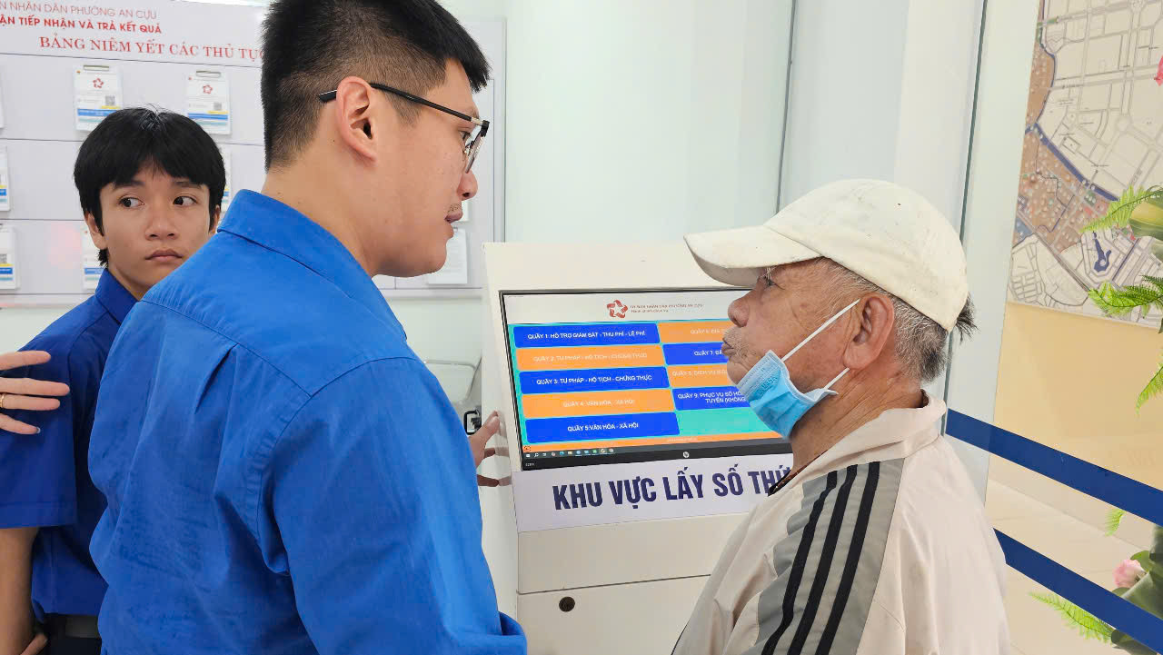 Tận tình hướng dẫn người lớn tuổi về quy trình mới trong giải quyết thủ tục hành chính, hỗ trợ hướng dẫn lấy số tự động.