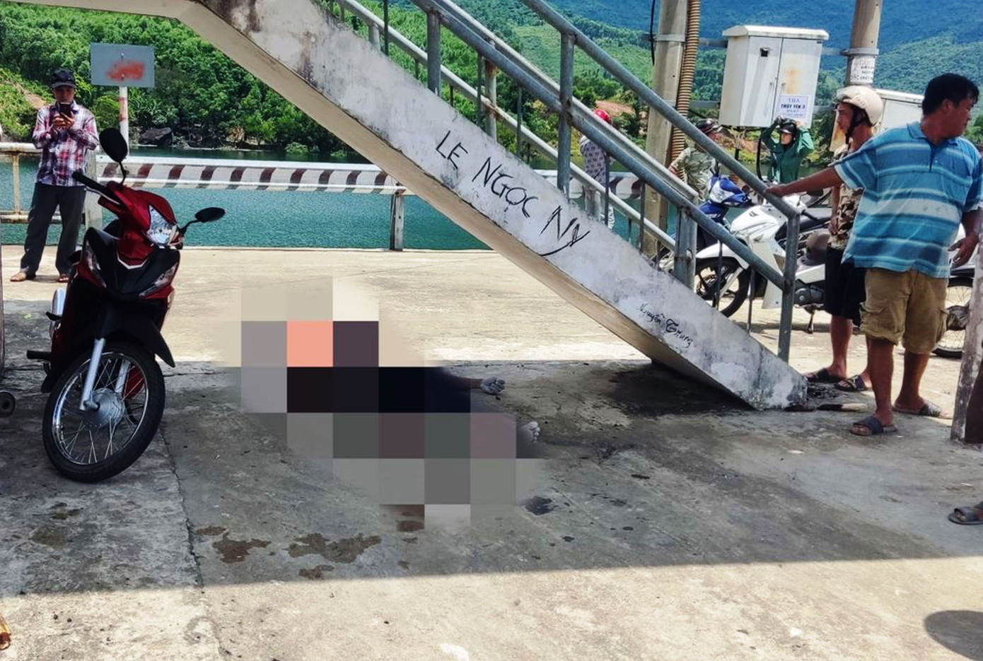 Thi thể nam thanh niên được đưa lên cạn để cơ quan chức năng tổ chức khám nghiệm và bàn giao về cho gia đình lo hậu sự. Ảnh: VHTT Phú Lộc