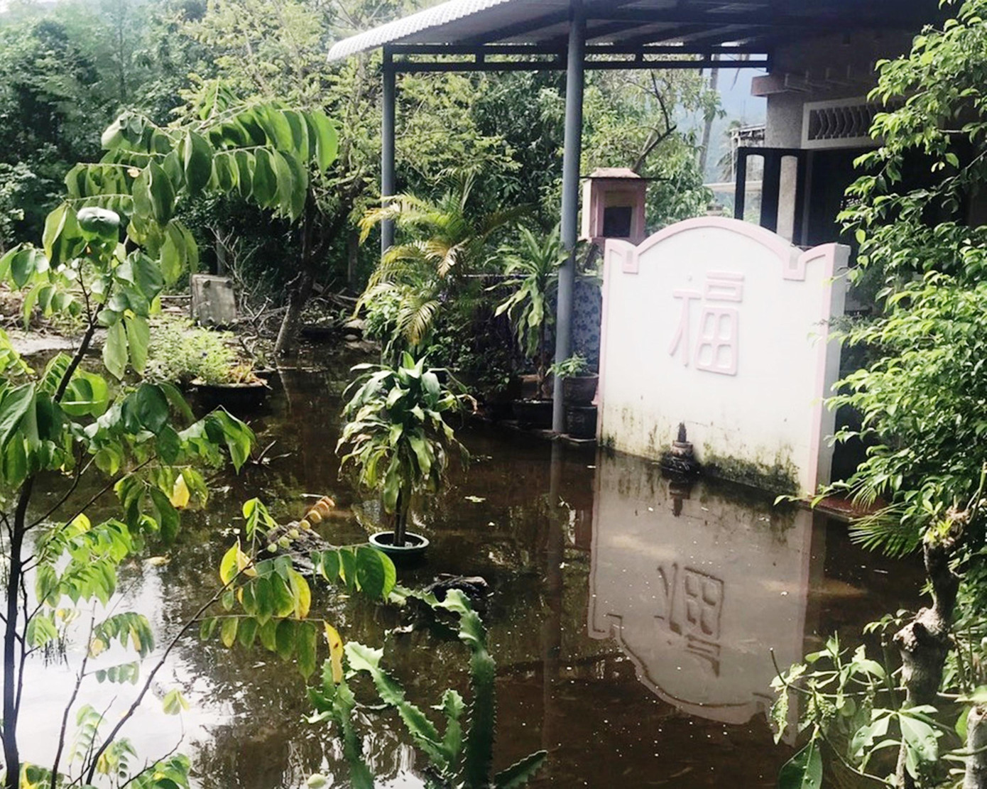 Nơi đây được ví là “xóm nước đen”, với tình trạng ngập úng kéo dài nhiều ngày, khiến đời sống sinh hoạt người dân bị đảo lộn, môi trường ô nhiễm, nguy cơ dịch bệnh bùng phát.