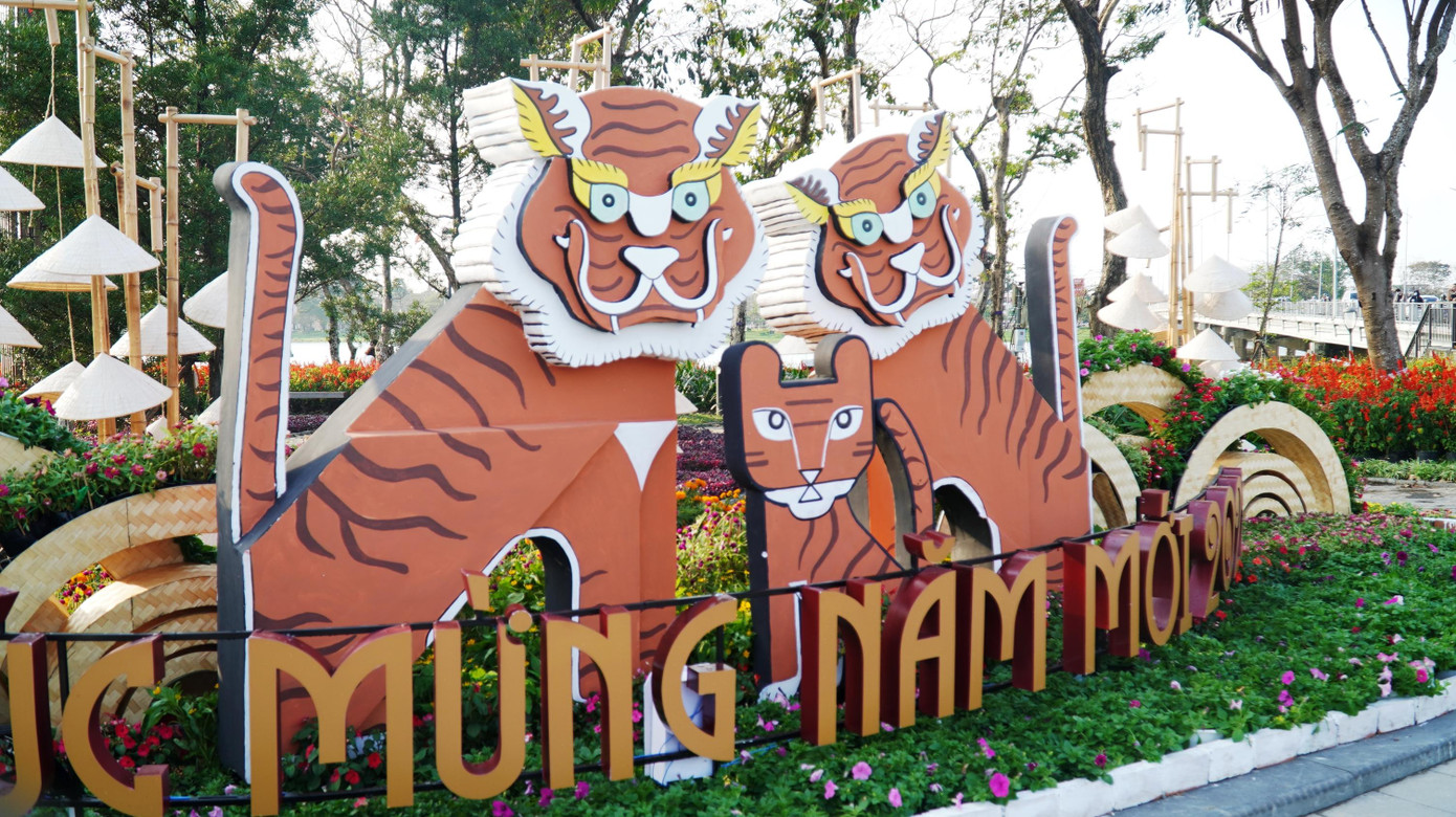 Linh vật hổ và hoa lá vây quanh