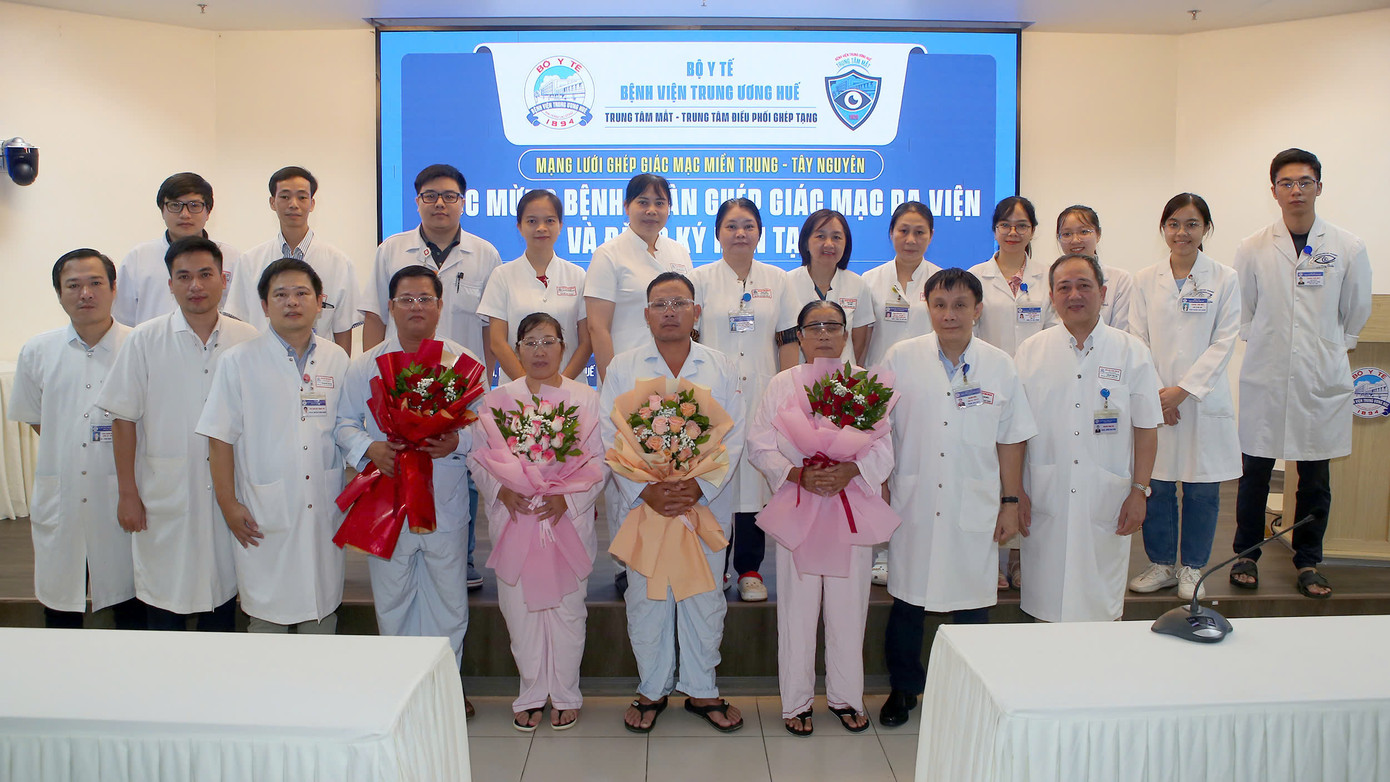 Lễ xuất viện cho 4 bệnh nhân đã tìm thấy ánh sáng cuộc sống từ giác mạc hiến tặng của người chết não. Lễ xuất viện cho 4 bệnh nhân đã tìm thấy ánh sáng cuộc sống từ giác mạc hiến tặng của người chết não.