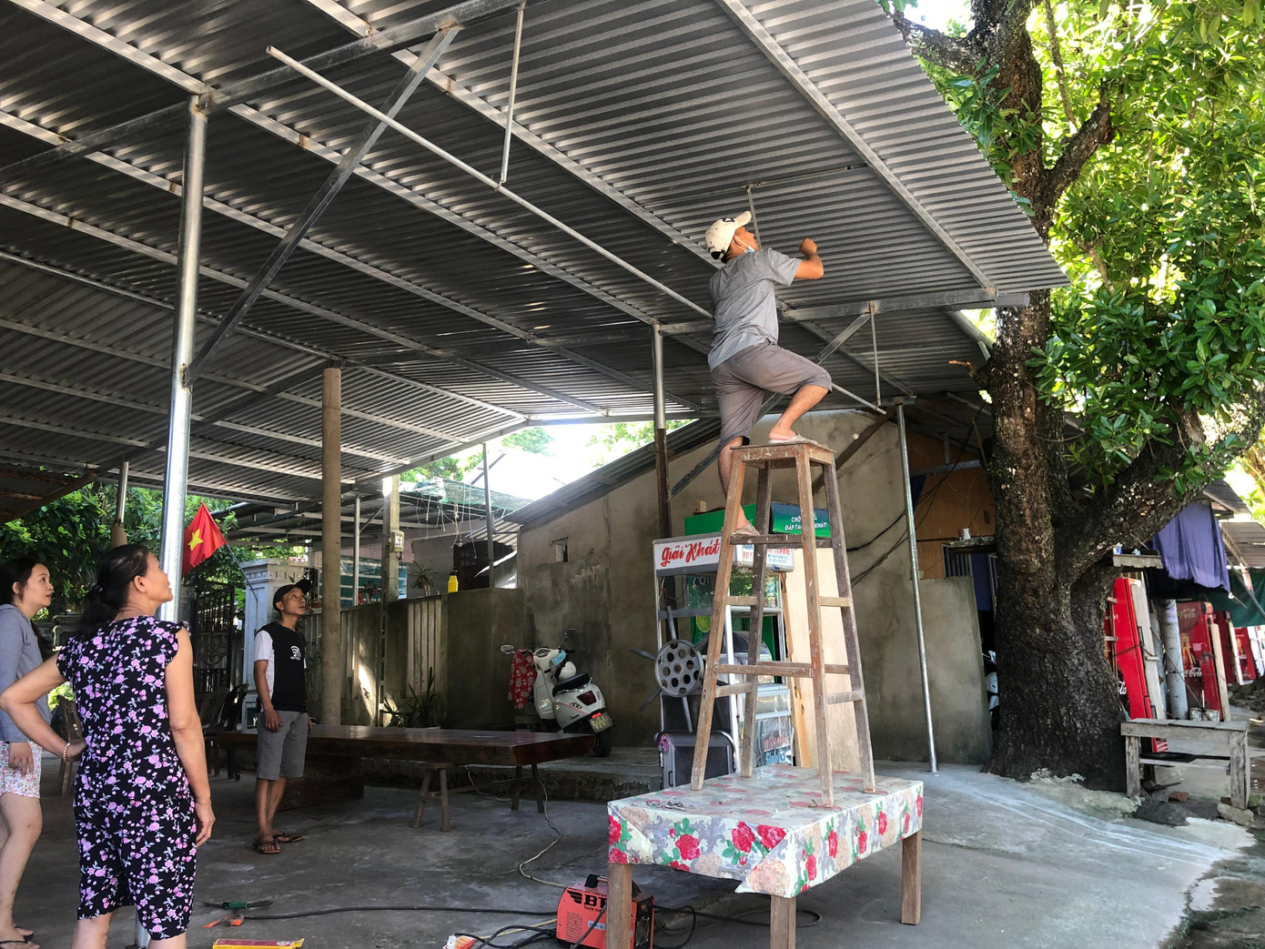 Người dân gia cố, sửa chữa, chỉnh trang hàng quán sau nhiều ngày đóng cửa vì vắng khách. Ảnh: Quang Phúc