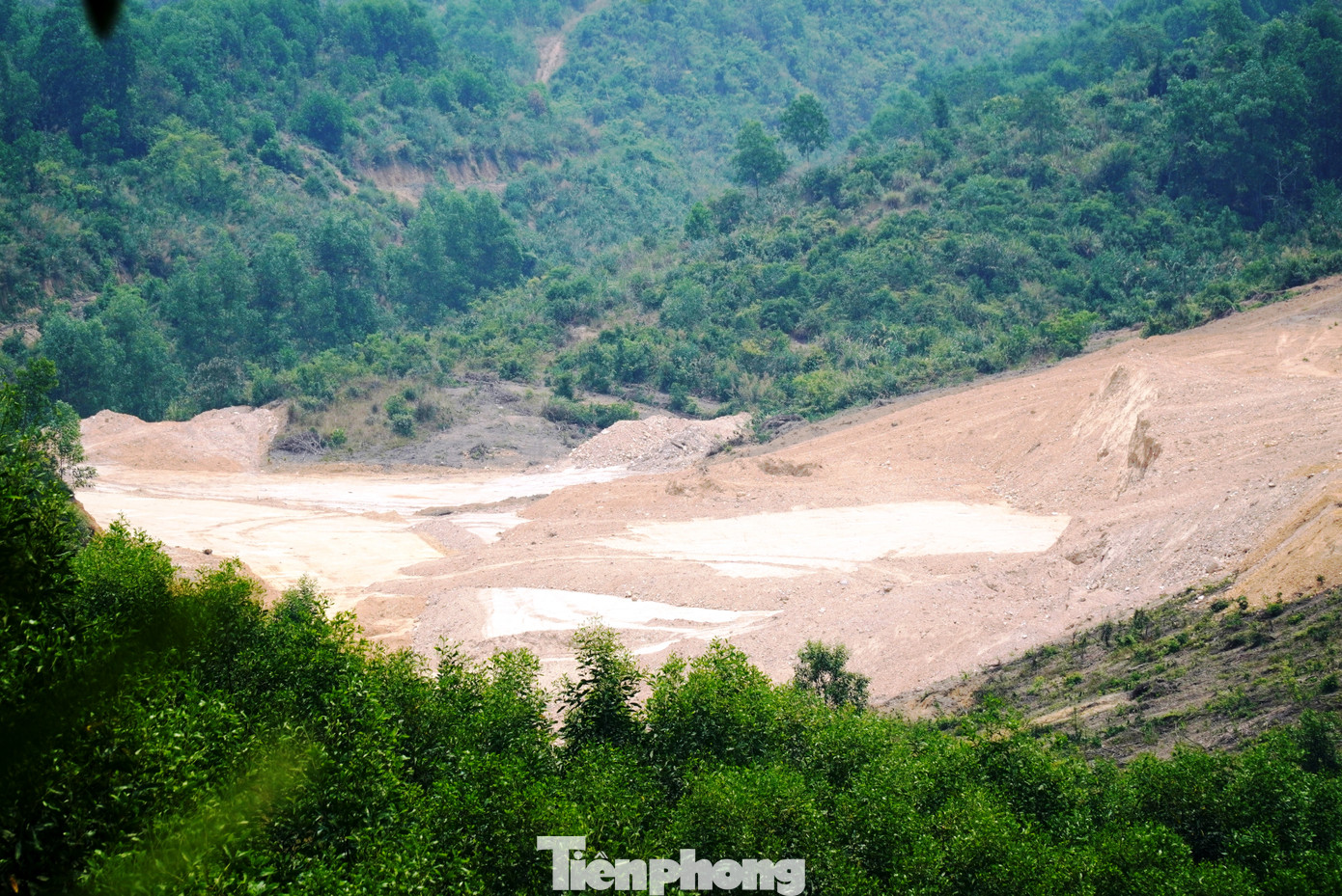 Mặc dù được UBND tỉnh TT-Huế cấp quyết định chủ trương đầu tư gần 10 năm và qua 1 lần điều chỉnh, nhưng đến nay, Công ty Hùng Vân vẫn chưa hoàn tất thủ tục thuê đất, chưa có giấy phép xây dựng công trình thuộc dự án trang trại.