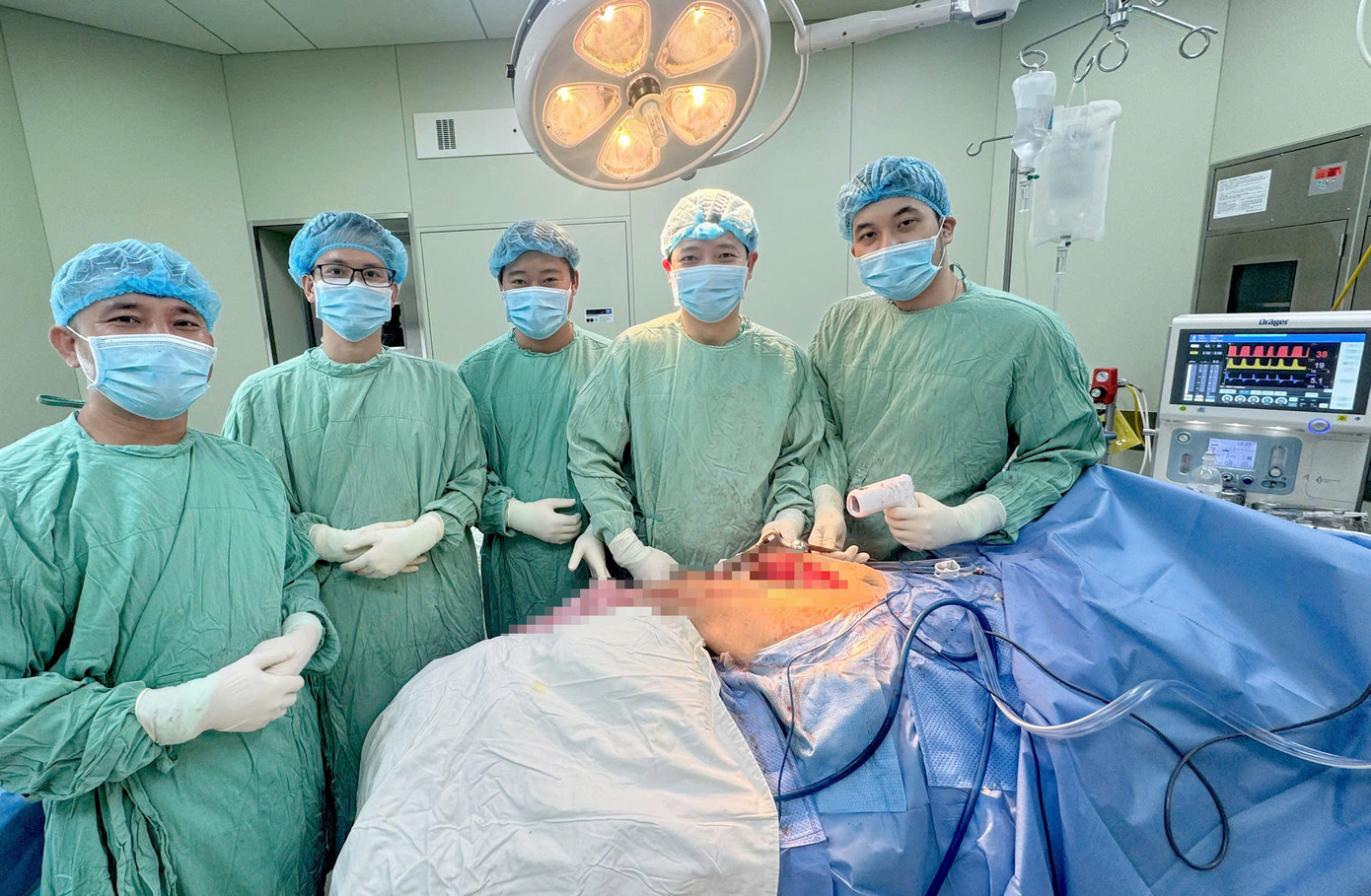 Ca phẫu thuật phục hồi cấu trúc, chức năng chi thể cho nữ bệnh nhân 71 tuổi diễn ra thành công tại Bệnh viện Trung ương Huế.