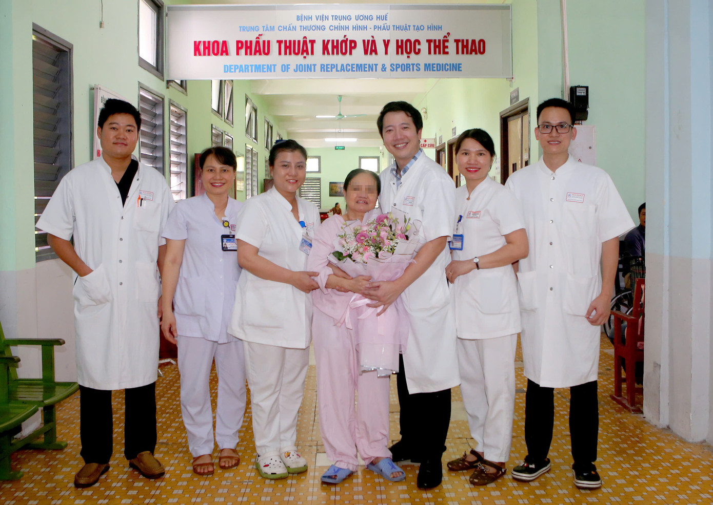 Sau ca mổ, nữ bệnh nhân X. có thể tự đứng và bước đầu tập phục hồi chức năng.