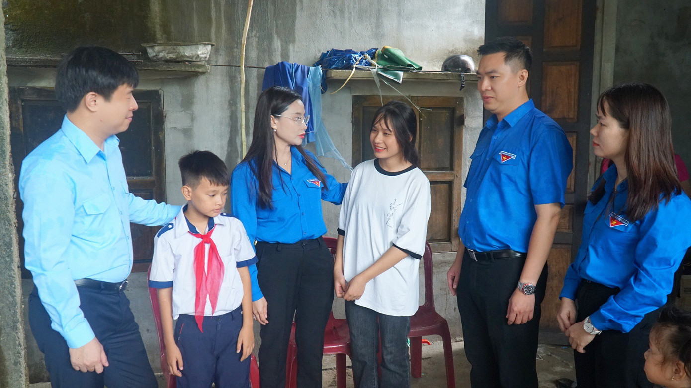 Đại diện lãnh đạo T.Ư Đoàn thăm, động viên gia đình học sinh có hoàn cảnh khó khăn tại TT-Huế. Đại diện lãnh đạo T.Ư Đoàn thăm, động viên gia đình học sinh có hoàn cảnh khó khăn tại TT-Huế.