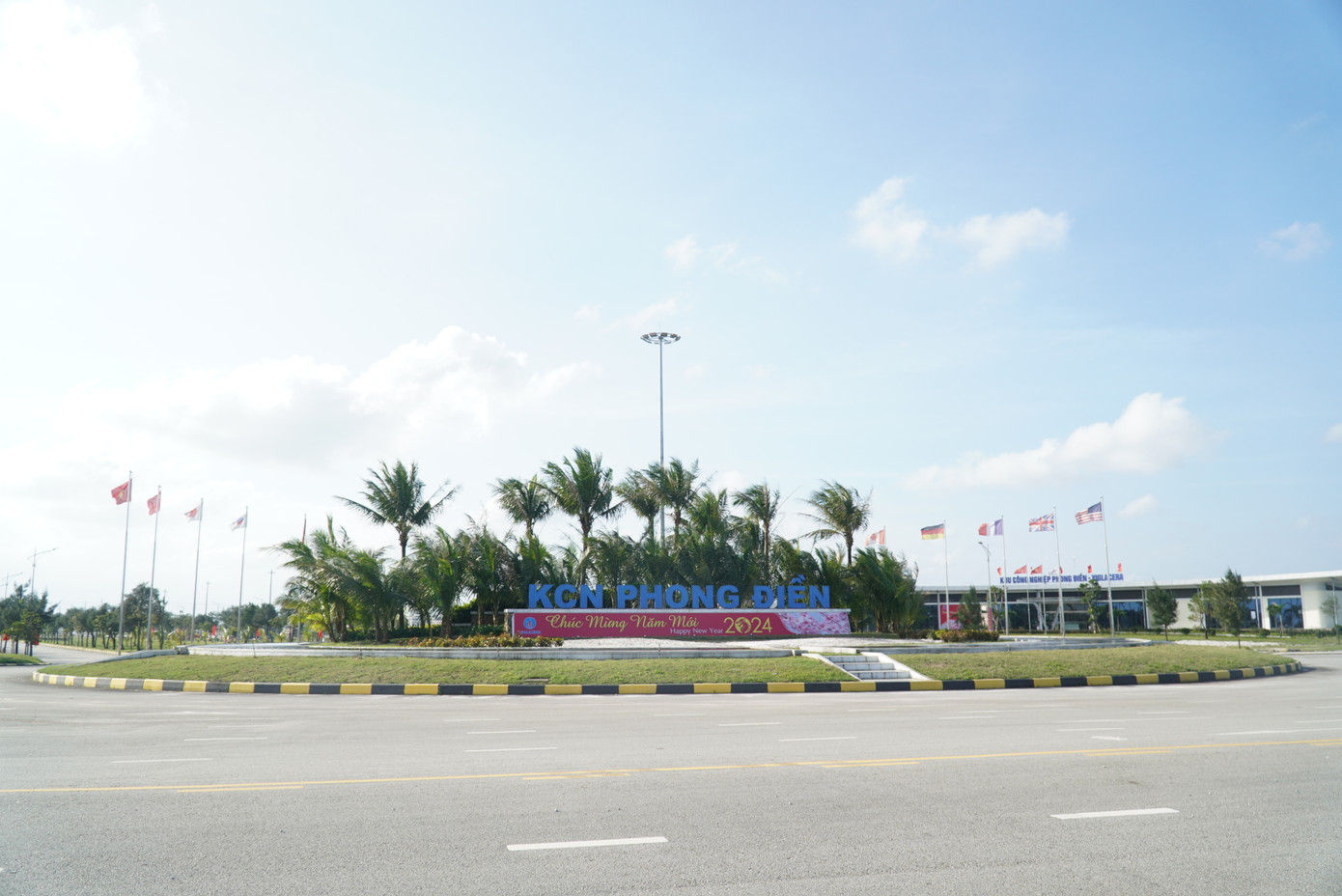 Đáng chú ý, về phát triển công nghiệp và tiểu thủ công nghiệp, Khu công nghiệp Phong Điền đã thu hút nhiều dự án đầu tư, trong đó có 13 dự án đi vào hoạt động. Trên địa bàn có các nhà máy lớn của Công ty xi măng Đồng Lâm, Công ty SCAVI Huế… giải quyết việc làm cho gần 20.000 lao động. Ảnh: N.V