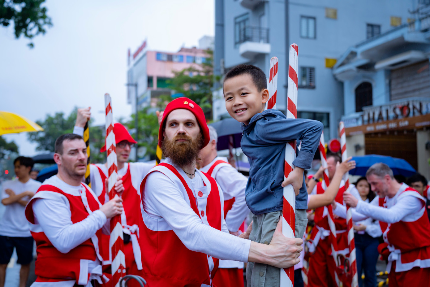 Màn biểu diễn nghệ thuật dân gian cà kheo của các nghệ sĩ đến từ Vương quốc Bỉ đã mang đến những trải nghiệm thú vị và sự phấn khích đối với du khách, người dân Huế vào buổi chiều dịp nghỉ lễ, cũng như góp phần làm đa dạng sắc màu văn hóa từ nhiều nơi trên thế giới tại Festival Nghề truyền thống Huế năm 2023.
