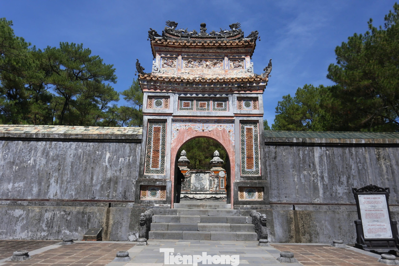 Nhiều công trình kiến trúc bên trong khu lăng mộ đều dùng chữ Khiêm để đặt tên.