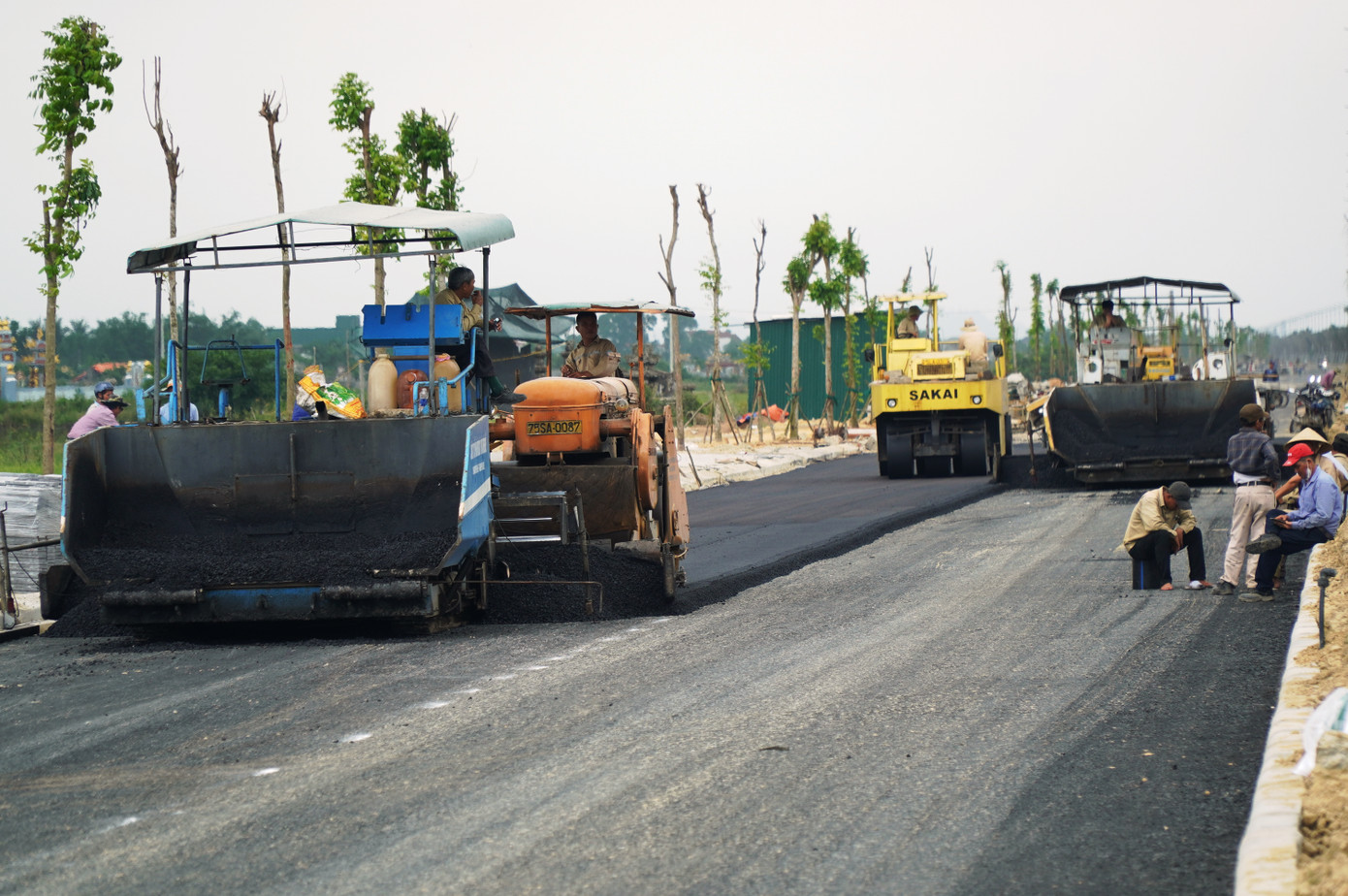 Gần với đoạn tuyến dự án chưa hoàn thiện phần nền đường này, những ngày qua, đơn vị thi công tiến hành thảm nhựa mặt đường. Gần với đoạn tuyến dự án chưa hoàn thiện phần nền đường này, những ngày qua, đơn vị thi công tiến hành thảm nhựa mặt đường.